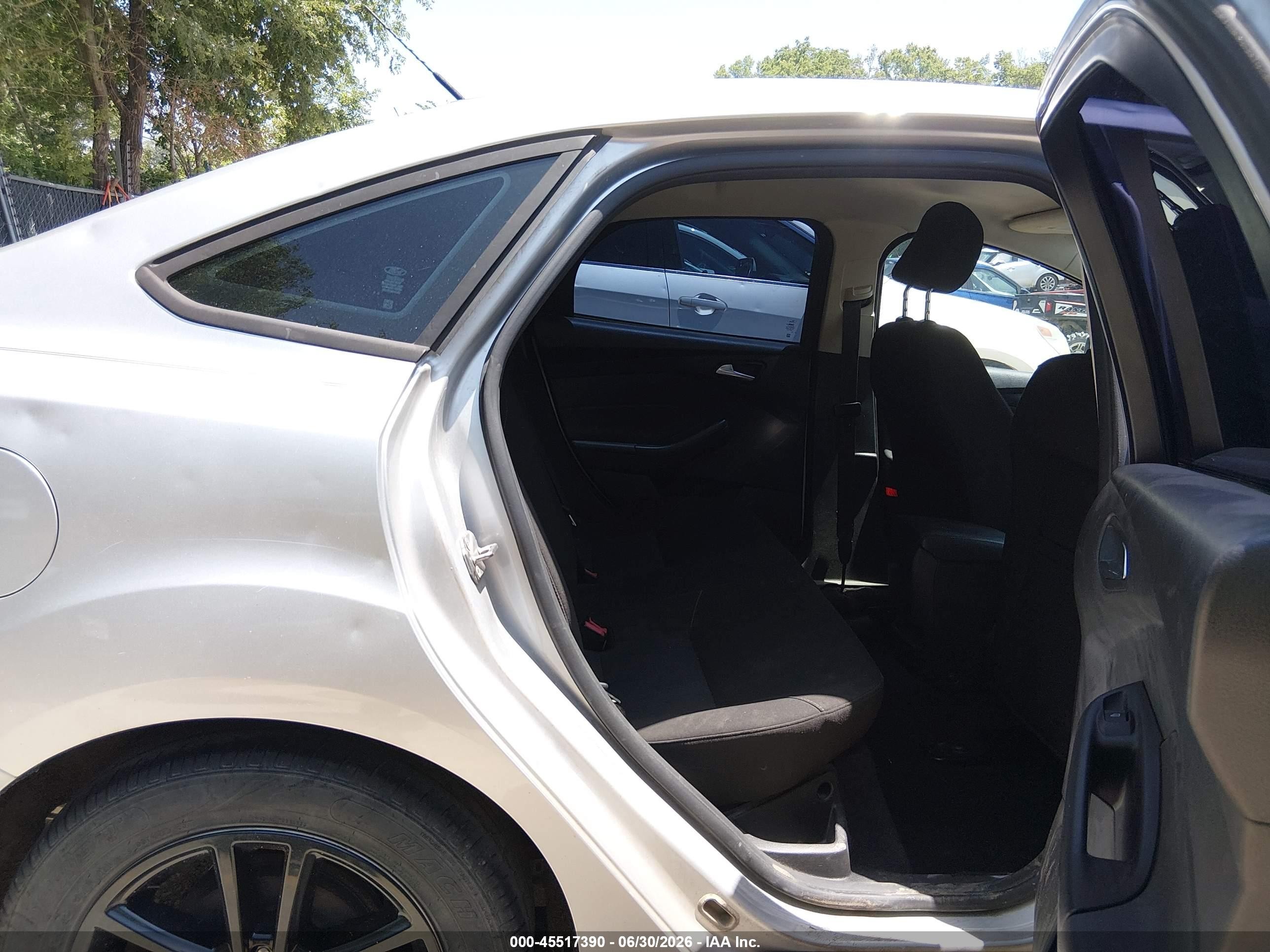 2015 Ford Focus Se Серебряный vin: 1FADP3F27FL255507