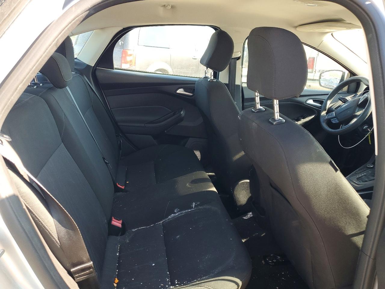 2015 Ford Focus Se Серебряный vin: 1FADP3F27FL270931