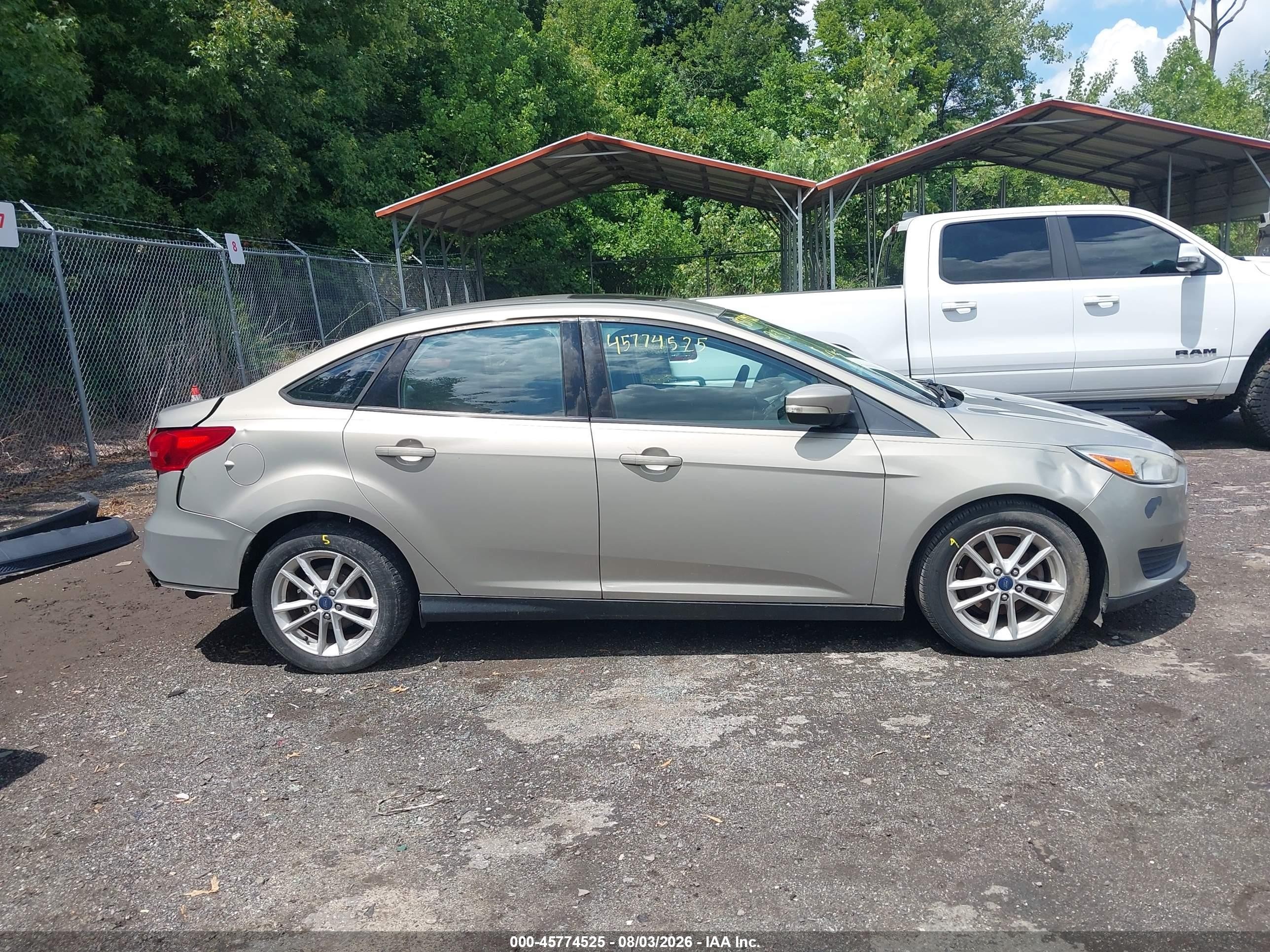 2015 Ford Focus Se Champagne vin: 1FADP3F27FL317049