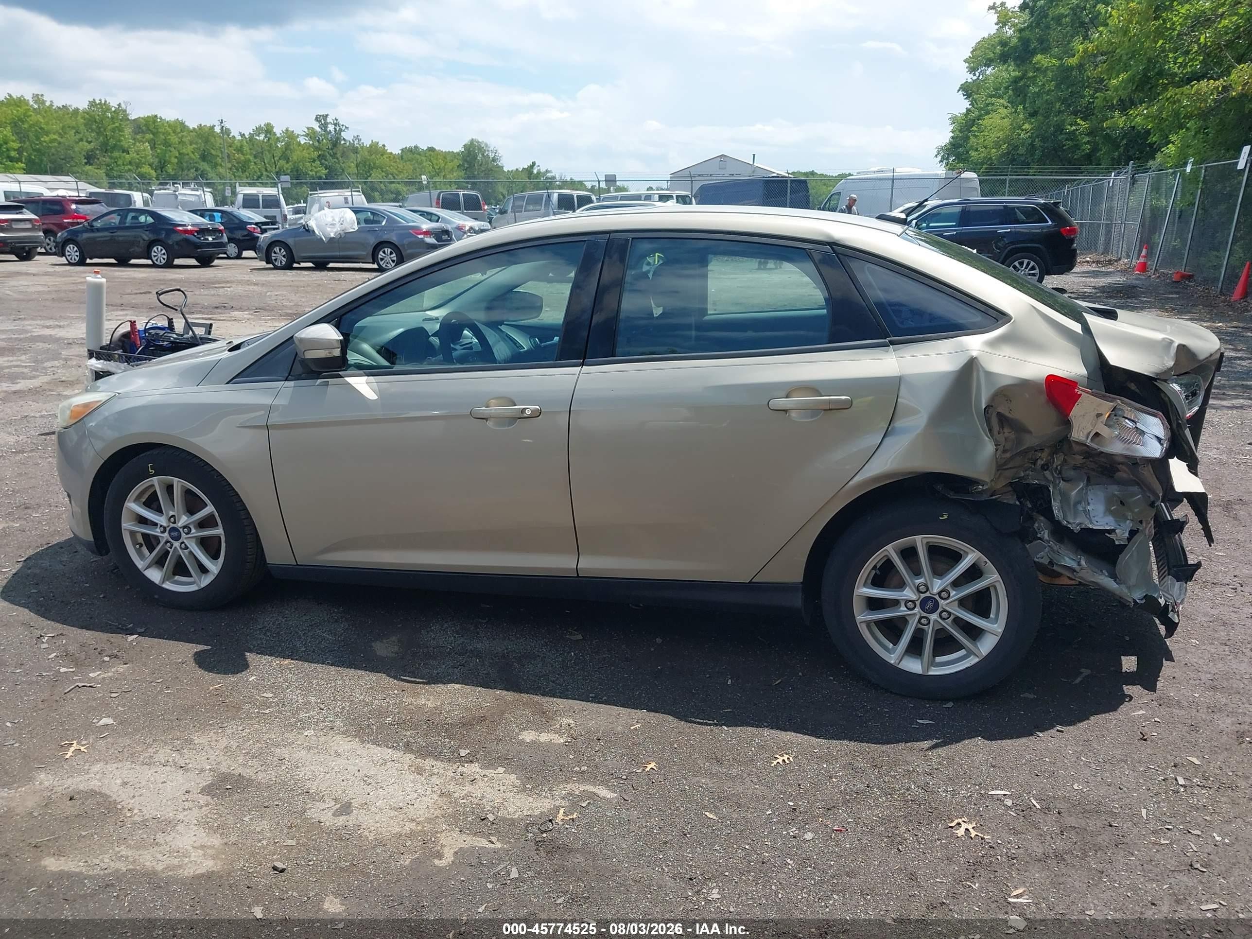 2015 Ford Focus Se Champagne vin: 1FADP3F27FL317049
