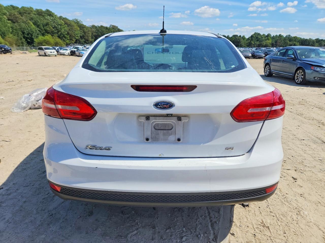 2015 Ford Focus Se White vin: 1FADP3F27FL317567