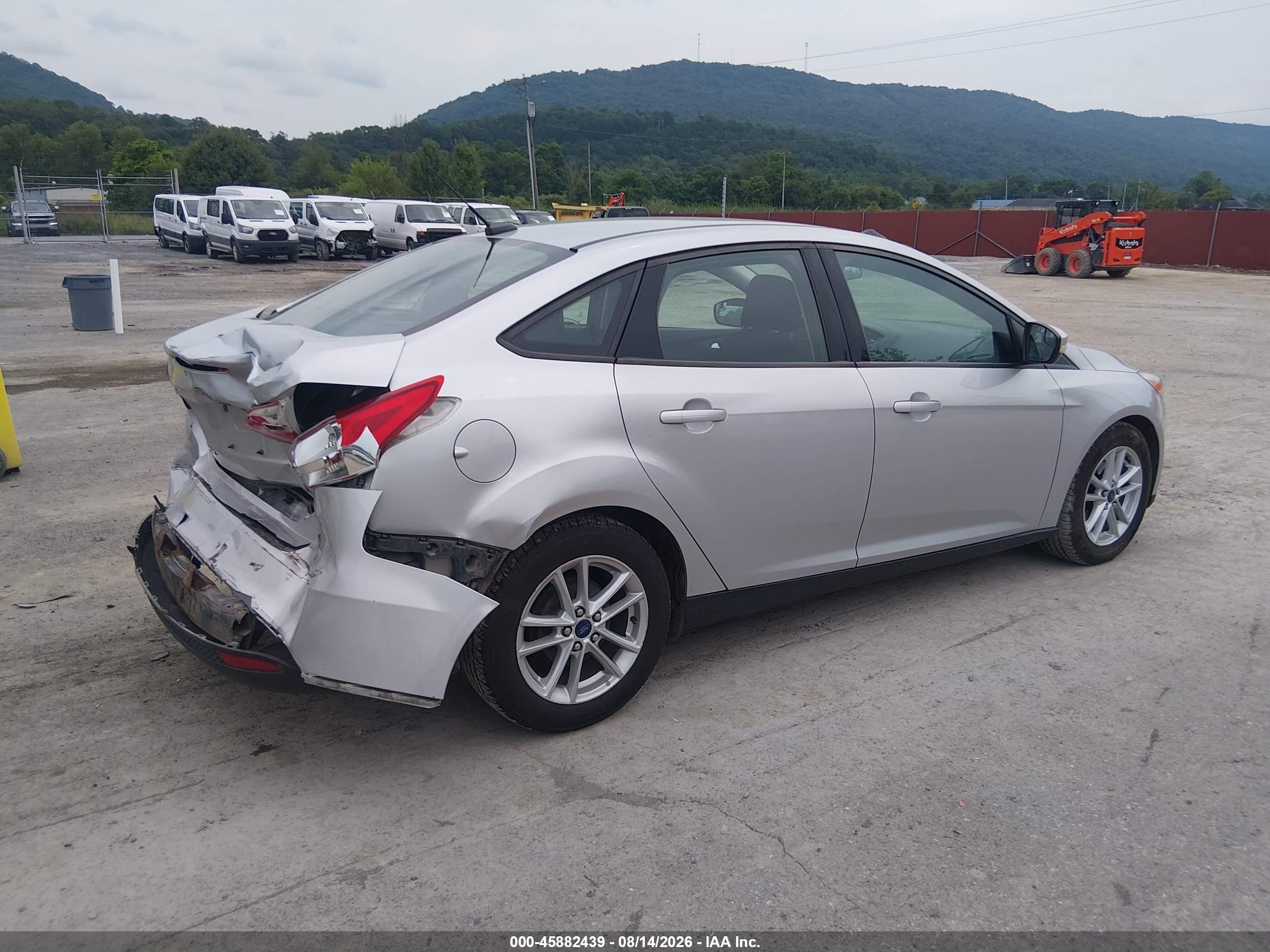 2015 Ford Focus Se Серебряный vin: 1FADP3F27FL329363