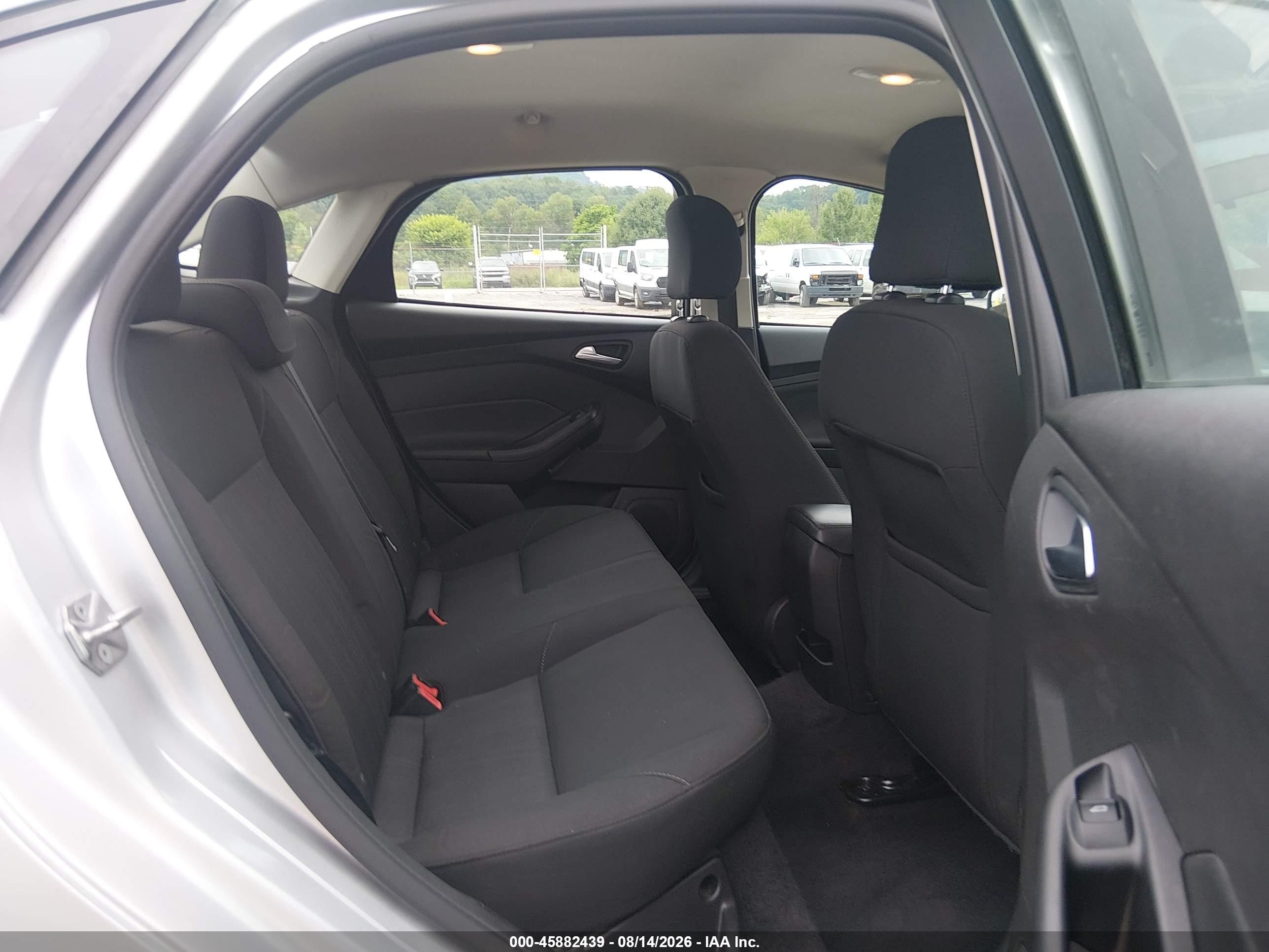 2015 Ford Focus Se Серебряный vin: 1FADP3F27FL329363