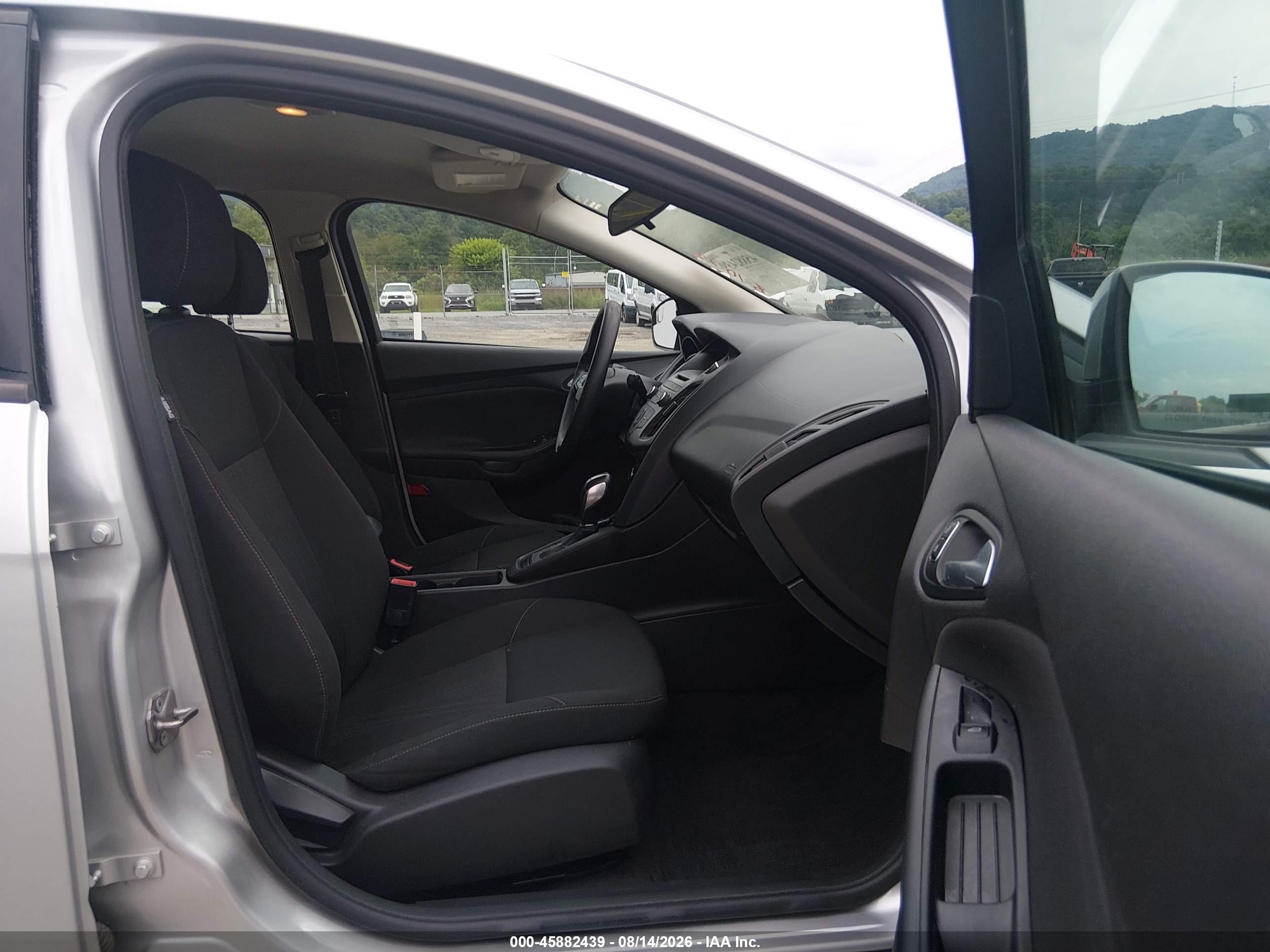 2015 Ford Focus Se Серебряный vin: 1FADP3F27FL329363
