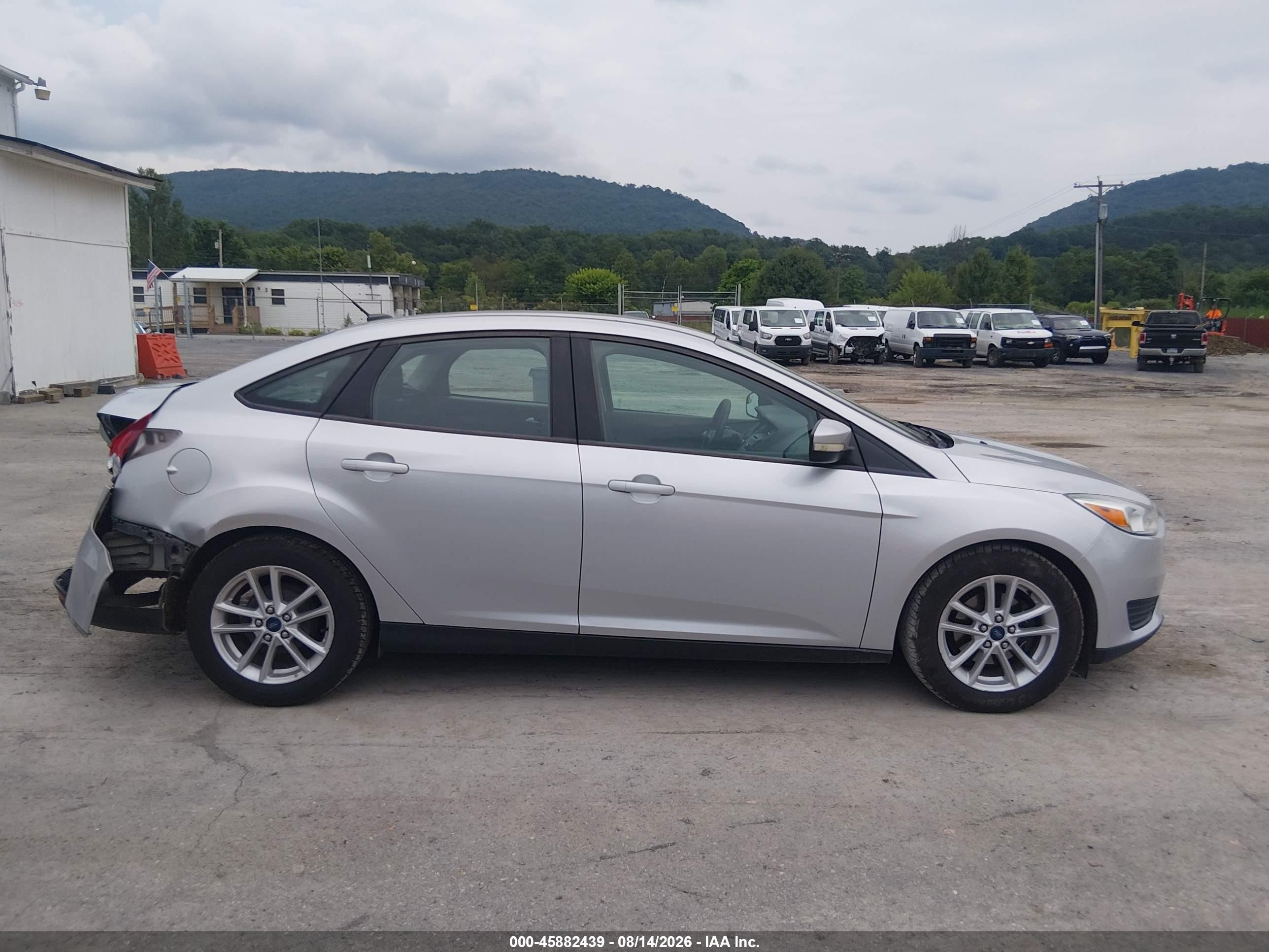 2015 Ford Focus Se Серебряный vin: 1FADP3F27FL329363