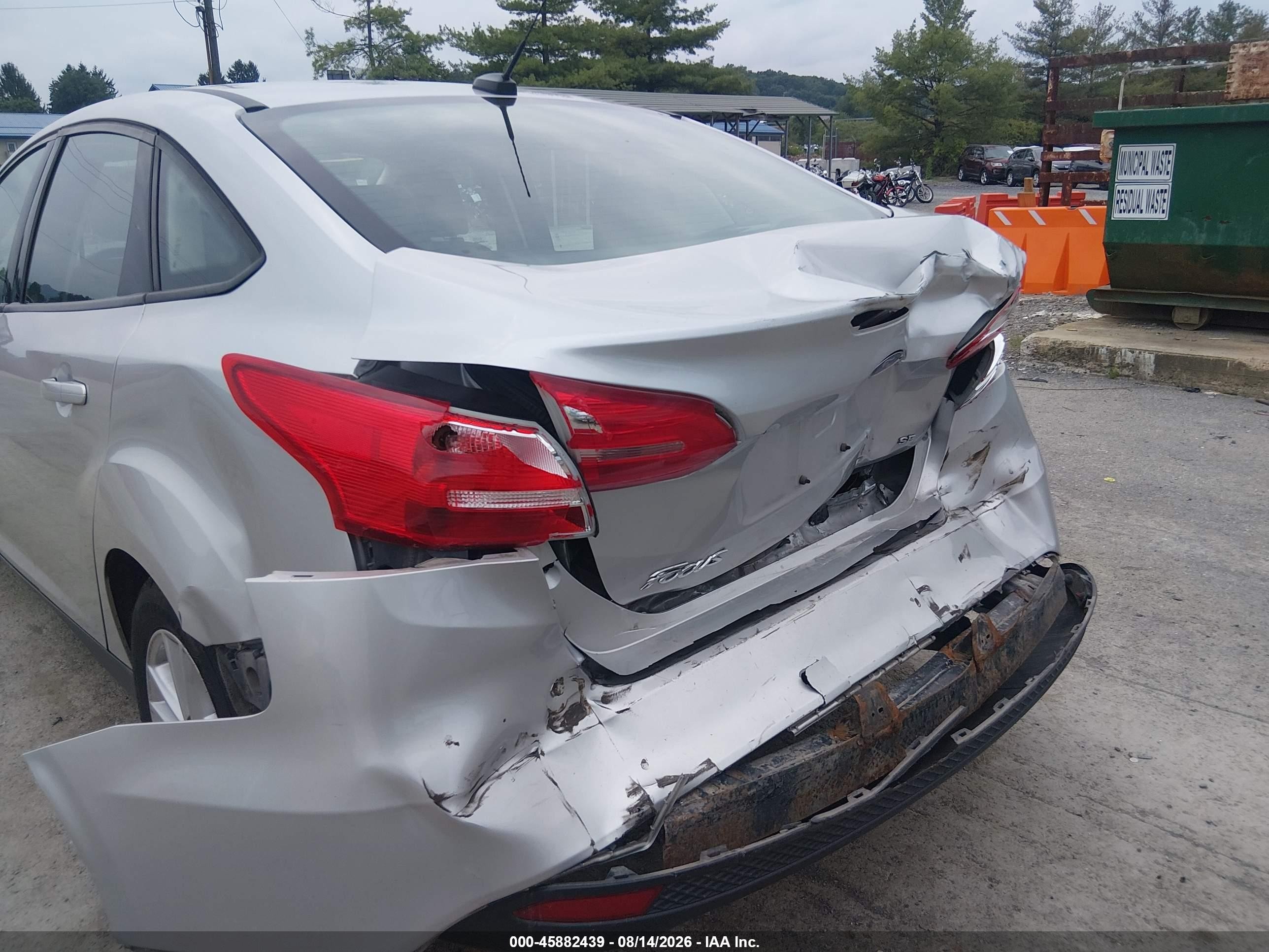 2015 Ford Focus Se Серебряный vin: 1FADP3F27FL329363
