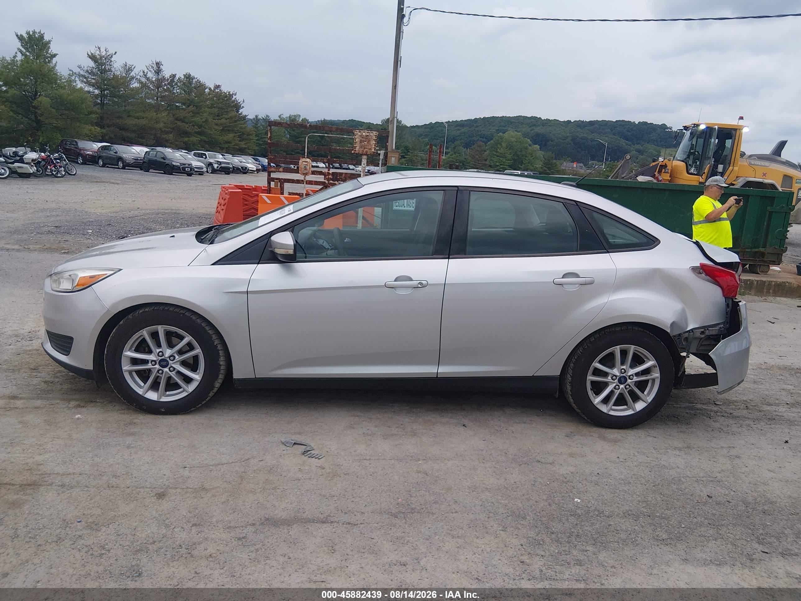 2015 Ford Focus Se Серебряный vin: 1FADP3F27FL329363