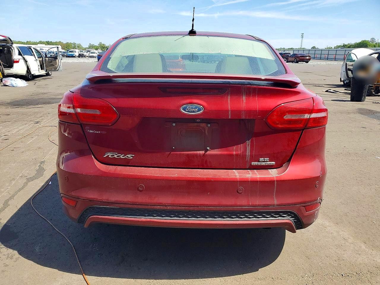 2015 Ford Focus Se Red vin: 1FADP3F27FL333400