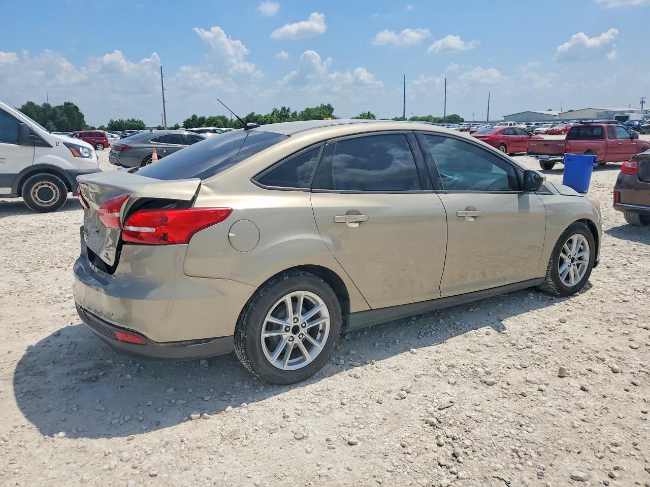 2015 Ford Focus Se Beige vin: 1FADP3F27FL345028