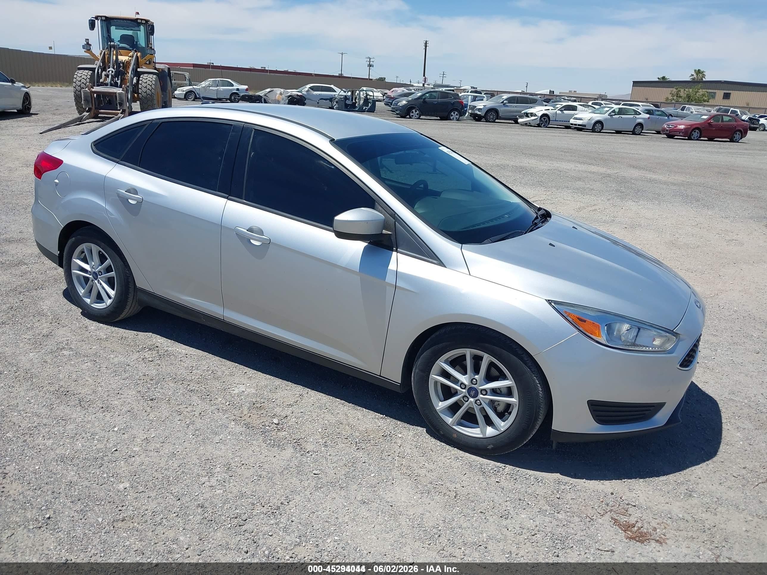 2018 Ford Focus Se Silver vin: 1FADP3F27JL317156