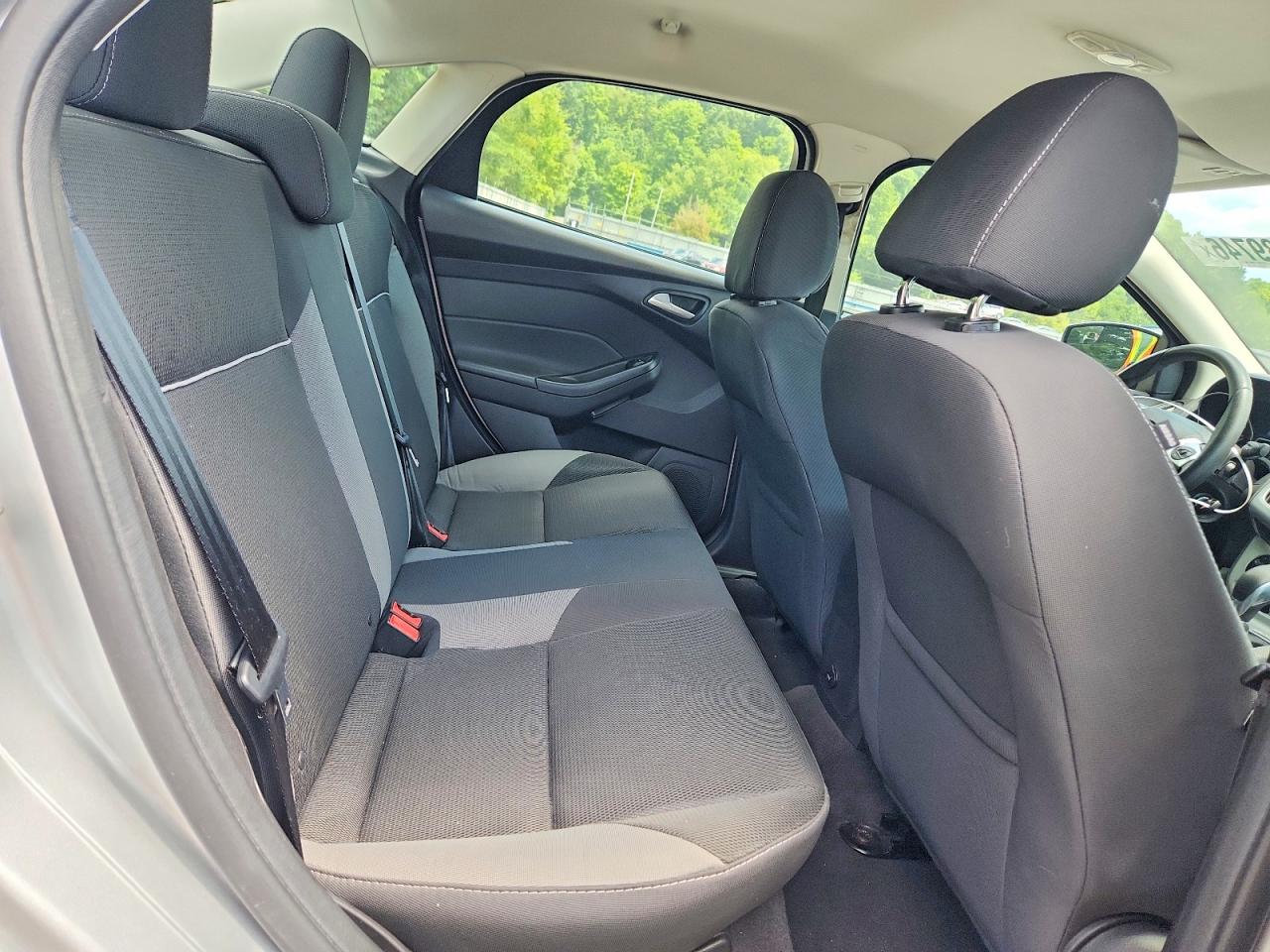 2014 Ford Focus Se Silver vin: 1FADP3F28EL304809