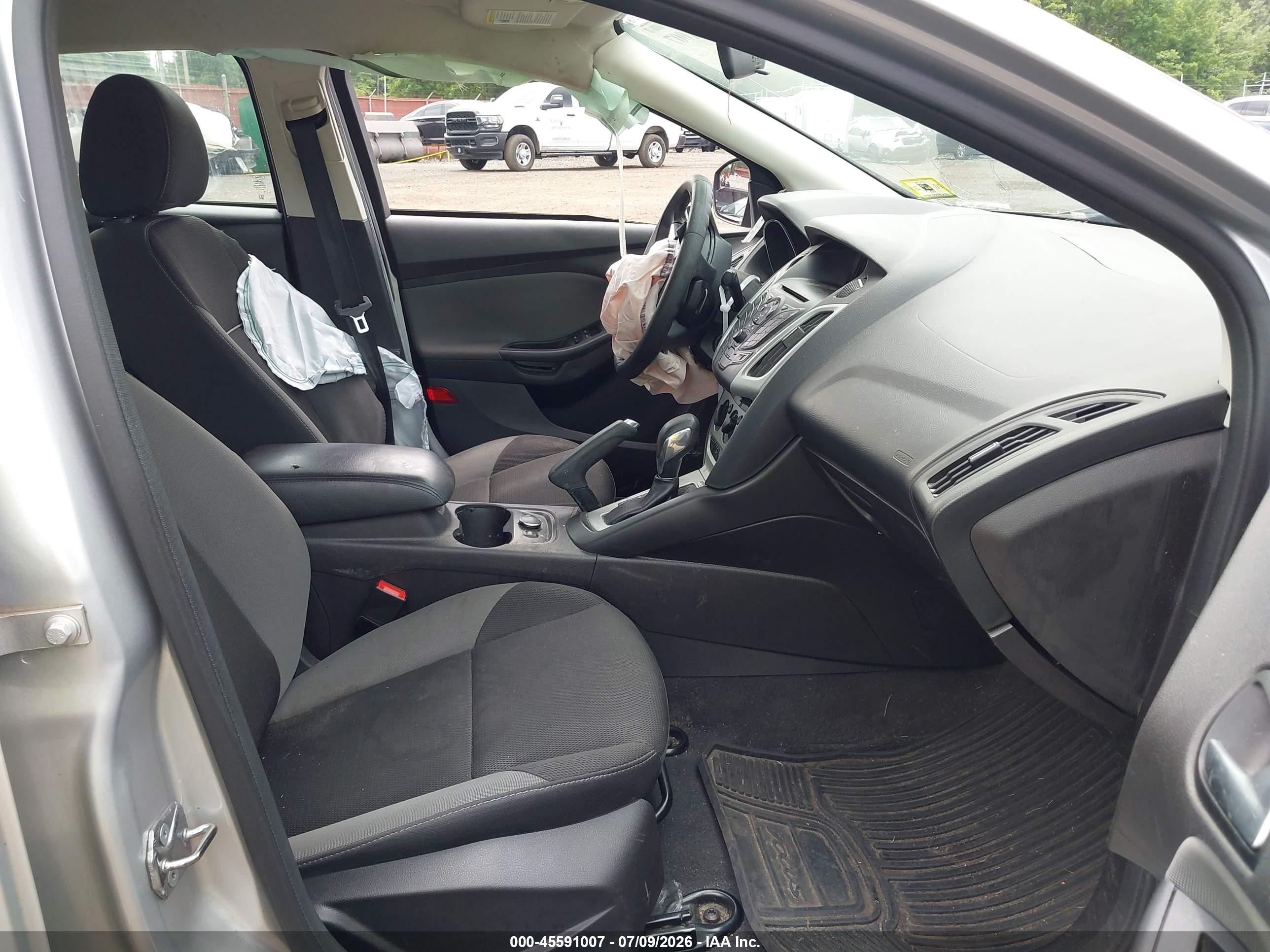 2014 Ford Focus Se Серебряный vin: 1FADP3F28EL402125