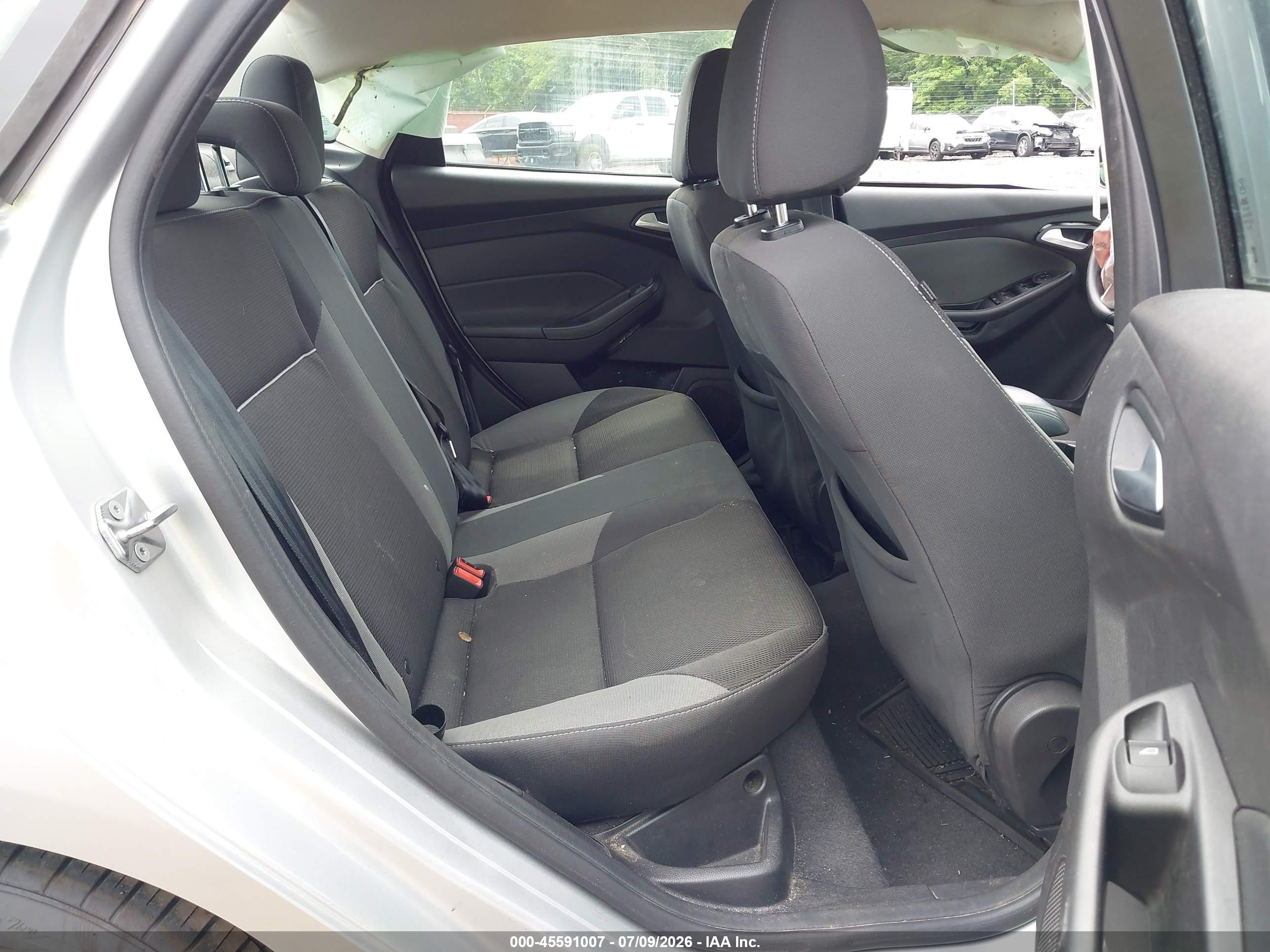 2014 Ford Focus Se Серебряный vin: 1FADP3F28EL402125