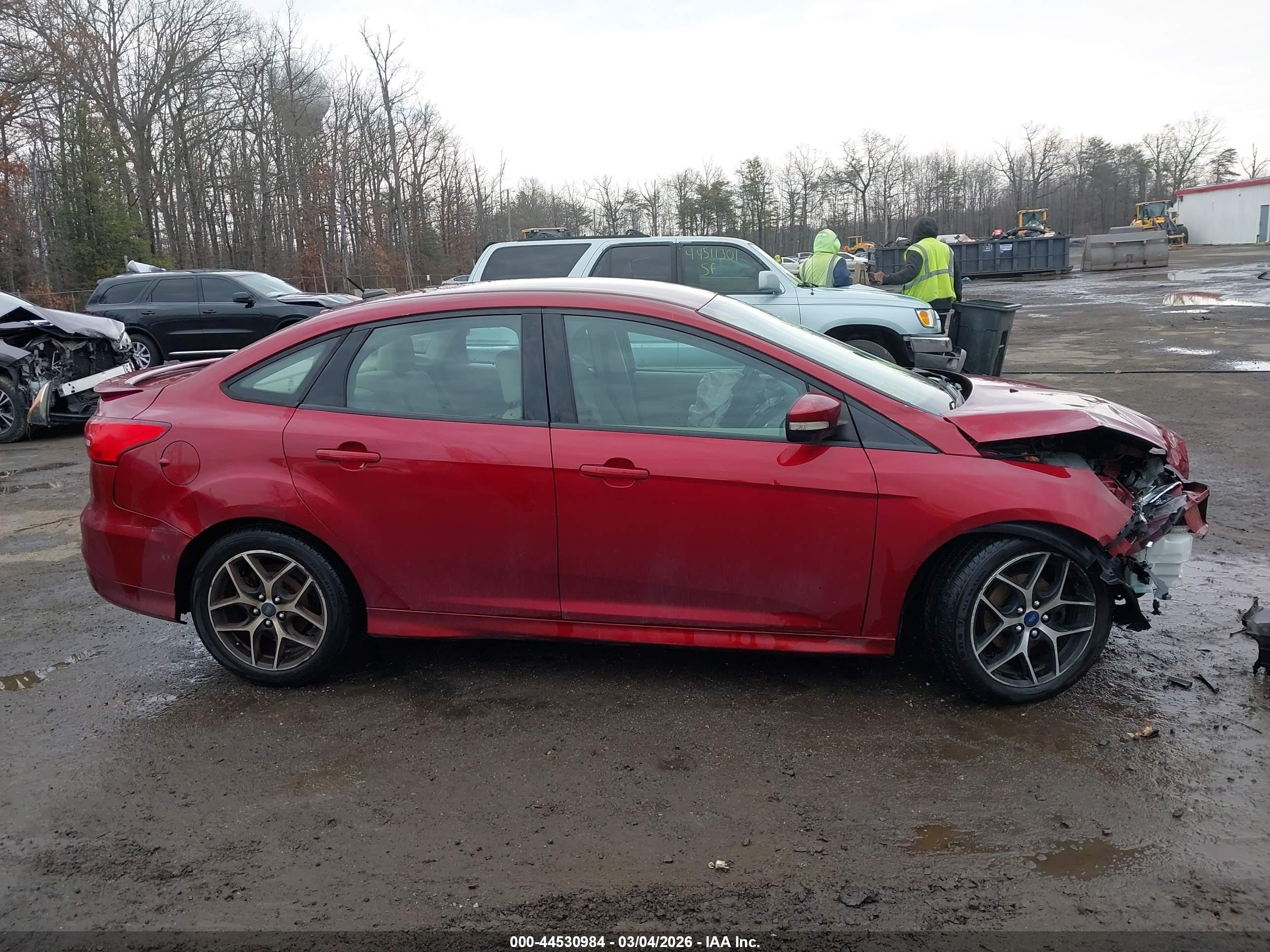 2015 Ford Focus Se Red vin: 1FADP3F28FL291500