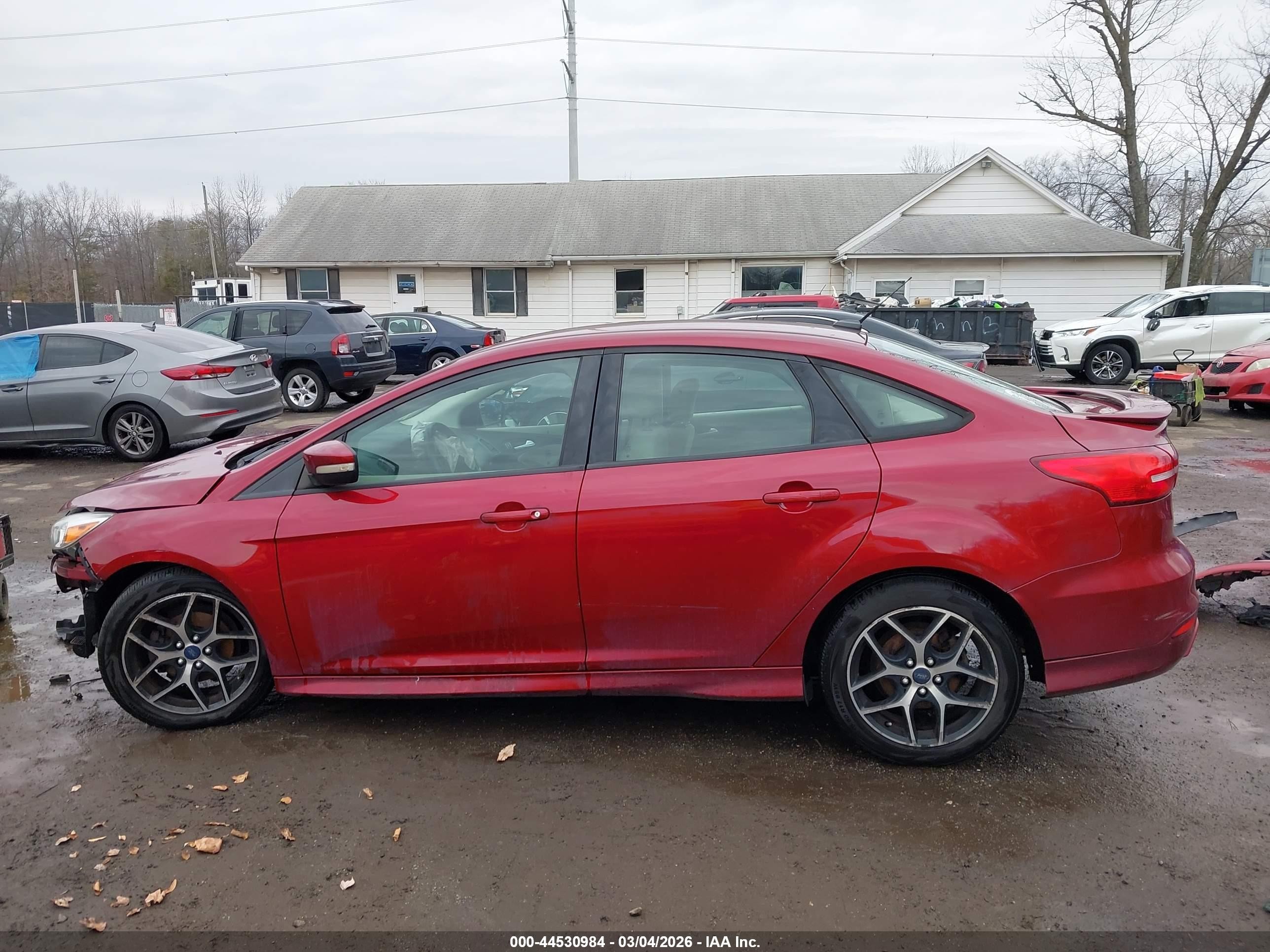 2015 Ford Focus Se Red vin: 1FADP3F28FL291500