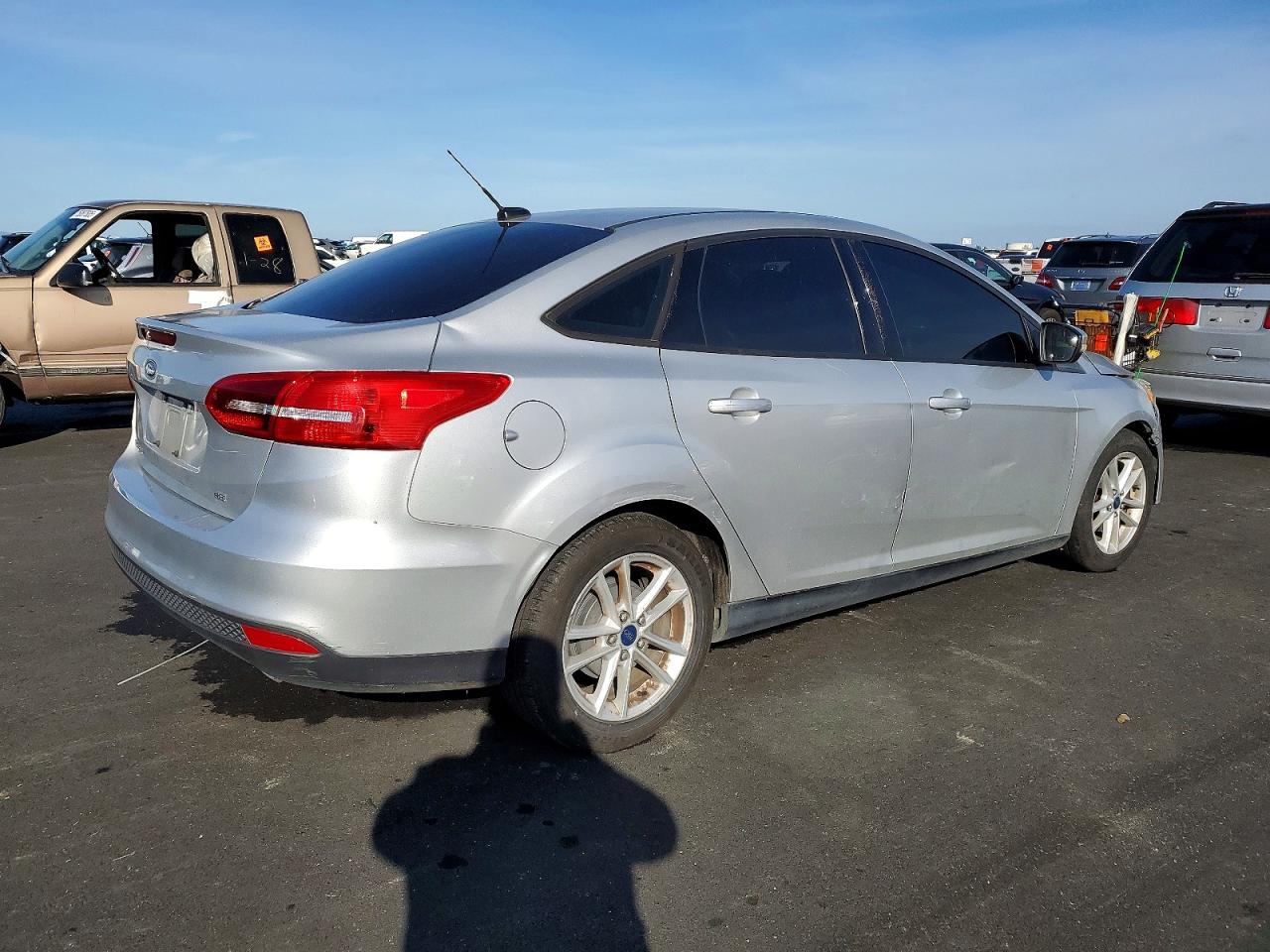 2015 Ford Focus Se Серебряный vin: 1FADP3F28FL307646