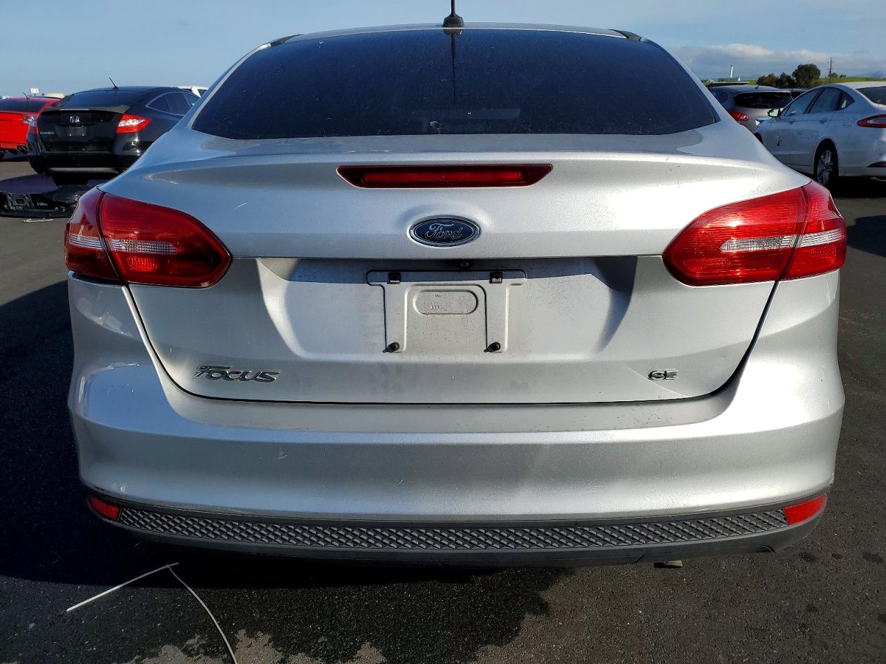 2015 Ford Focus Se Серебряный vin: 1FADP3F28FL307646
