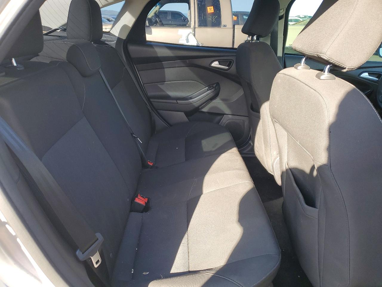 2015 Ford Focus Se Серебряный vin: 1FADP3F28FL307646