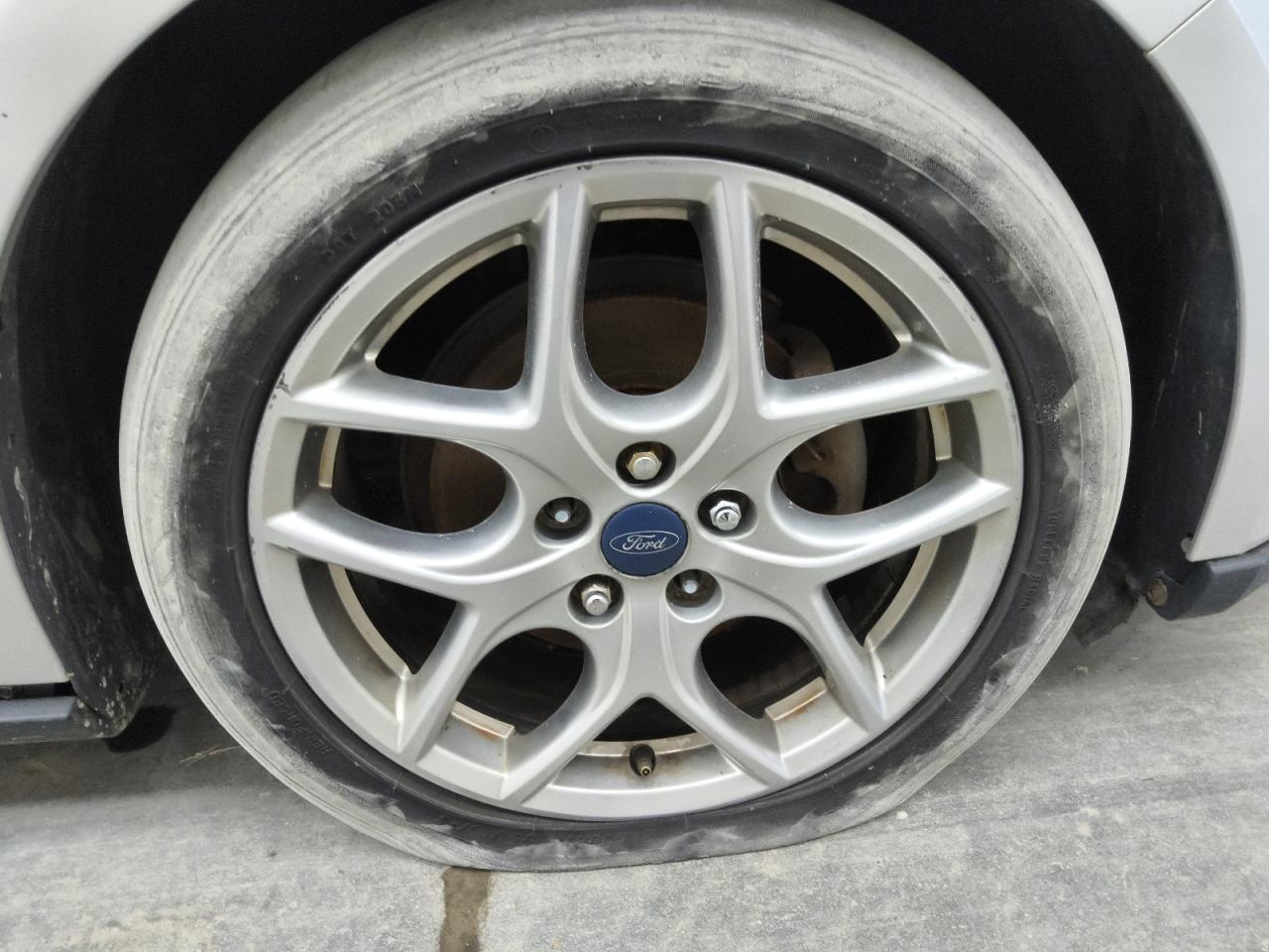 2015 Ford Focus Se Silver vin: 1FADP3F28FL318596 Damage: Right Front Wheel, Curb Rash, 7 To 8 Inches