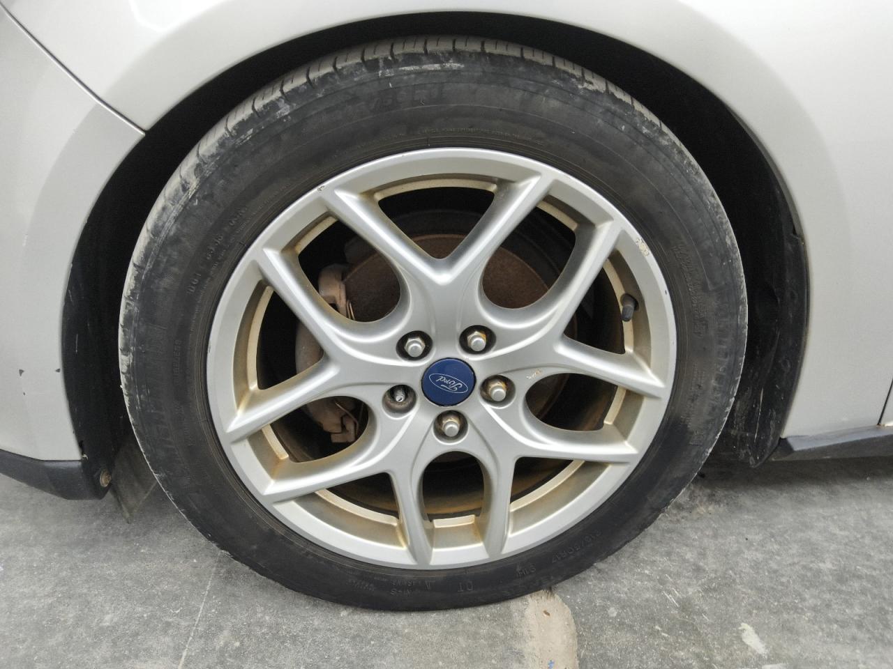2015 Ford Focus Se Silver vin: 1FADP3F28FL318596 Damage: Left Front Wheel, Curb Rash, 1/2 To 1 Inch