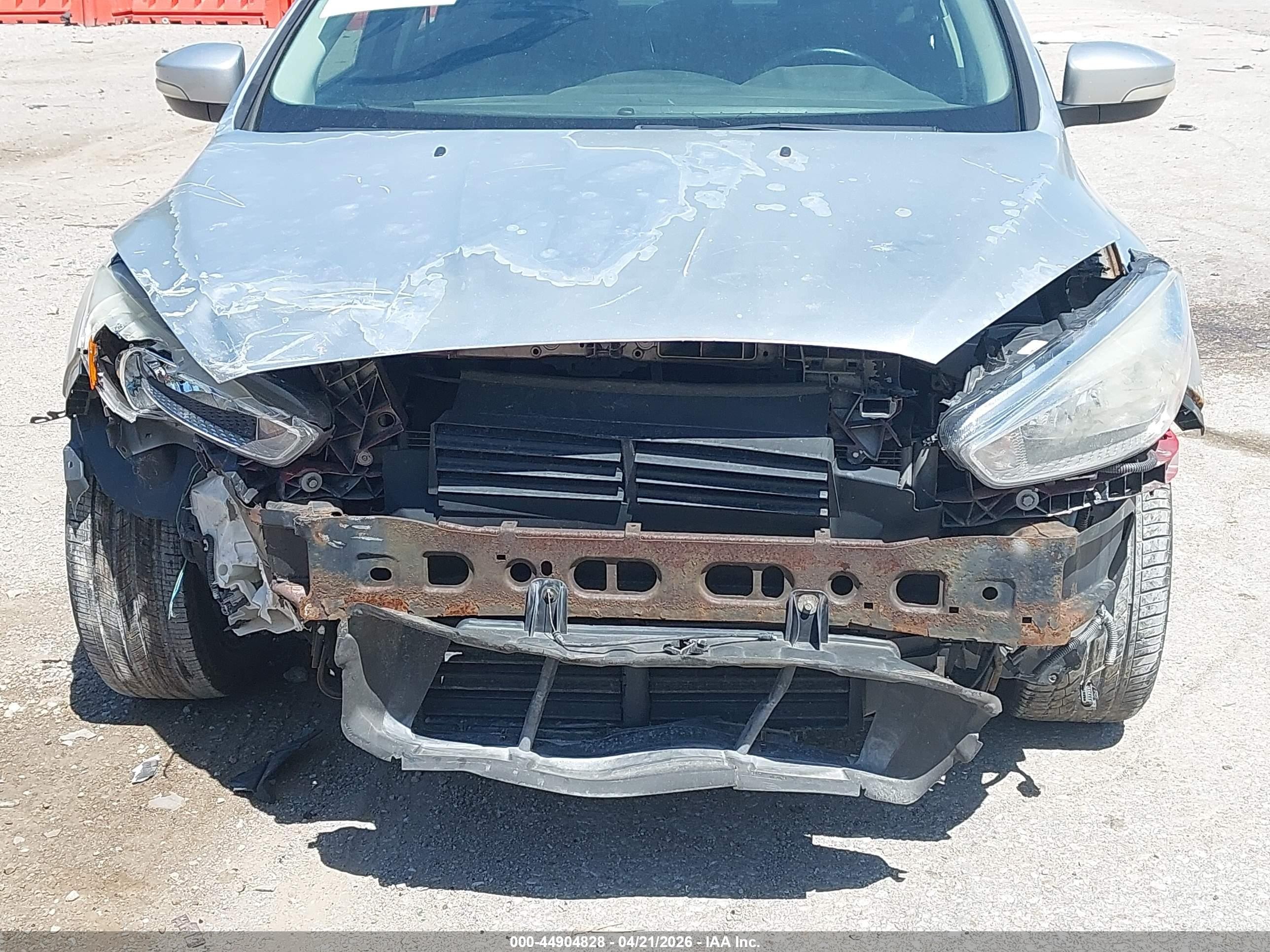 2015 Ford Focus Se Silver vin: 1FADP3F28FL334264