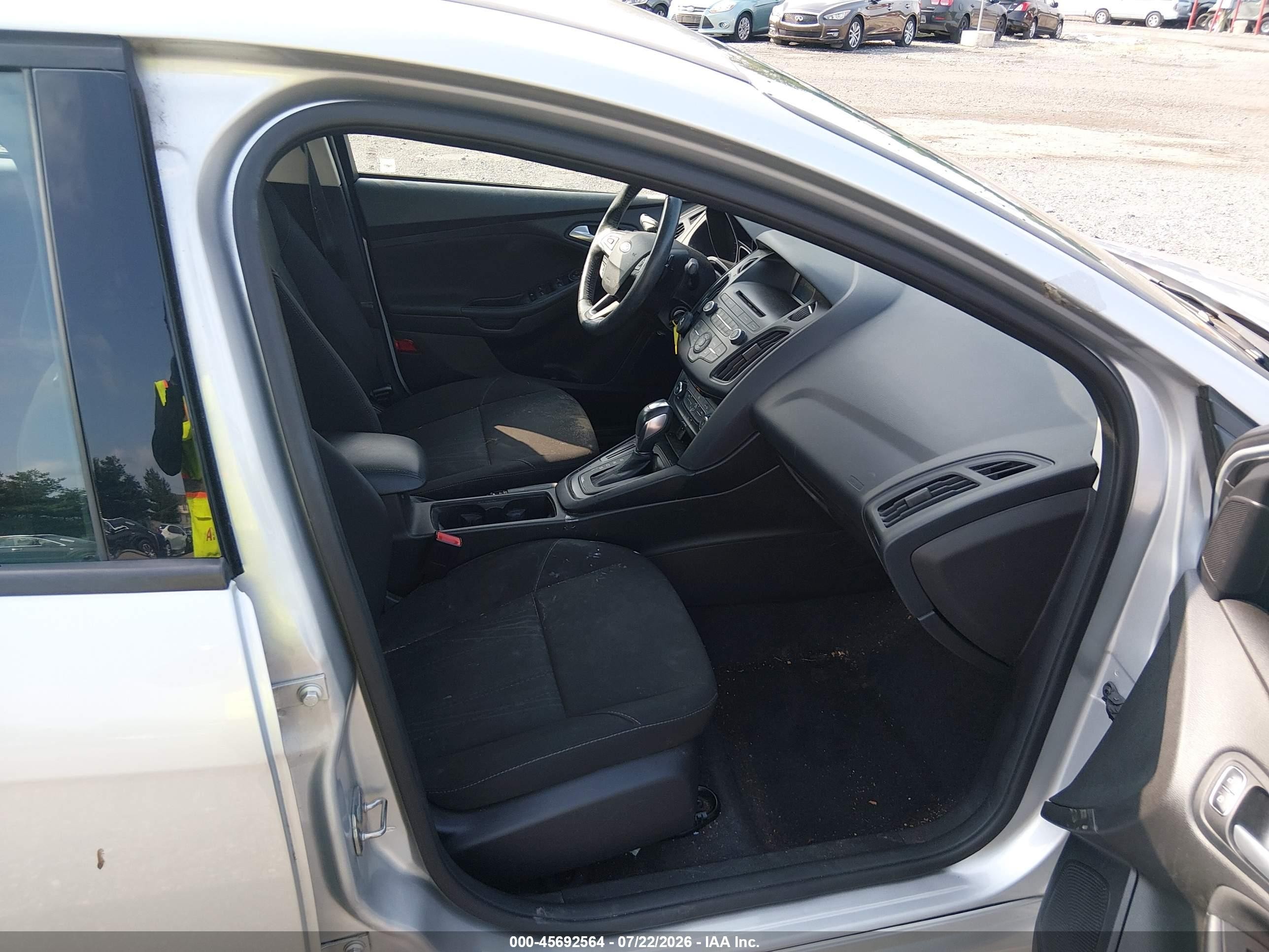 2015 Ford Focus Se Серебряный vin: 1FADP3F28FL344731