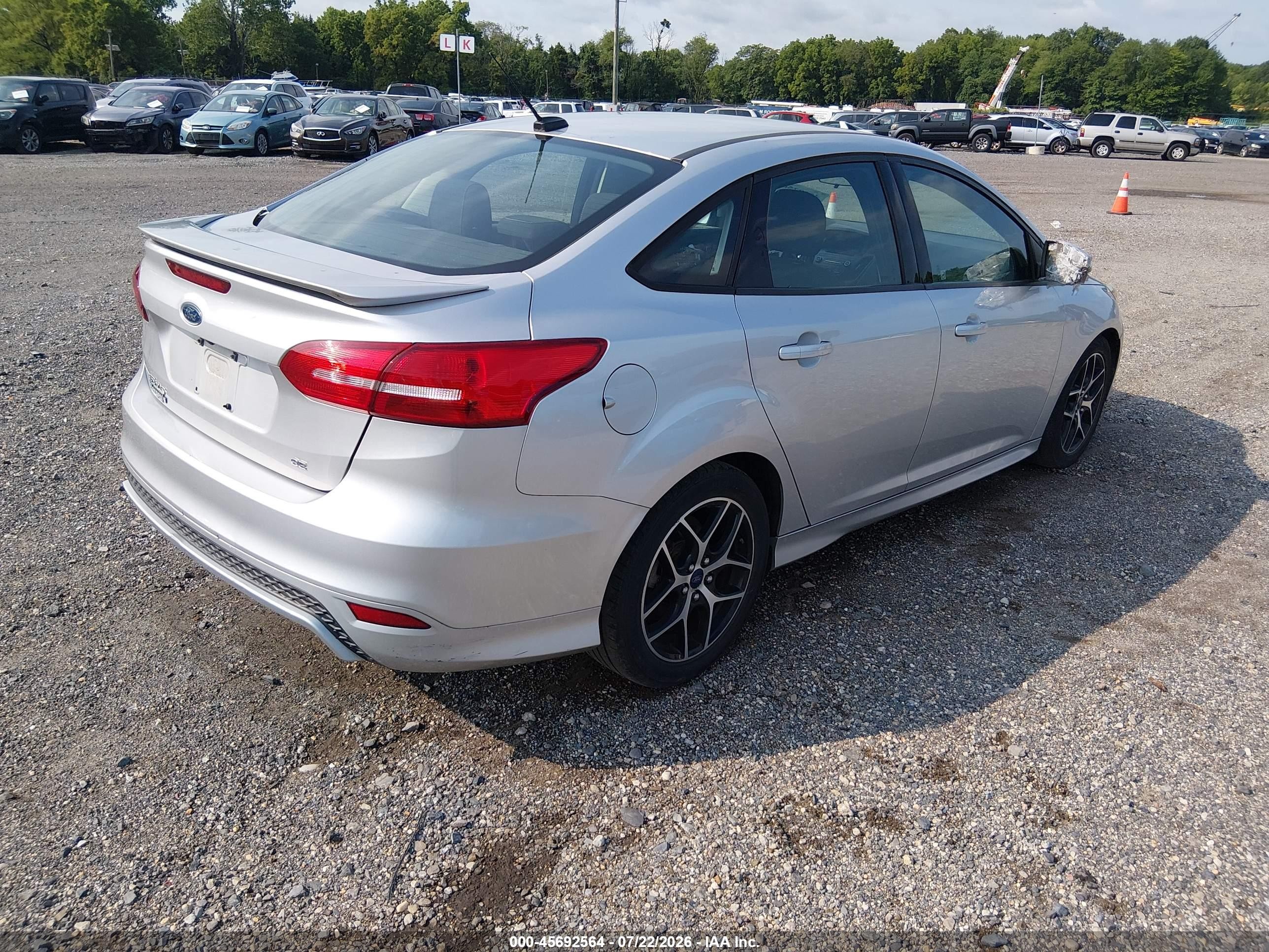 2015 Ford Focus Se Серебряный vin: 1FADP3F28FL344731