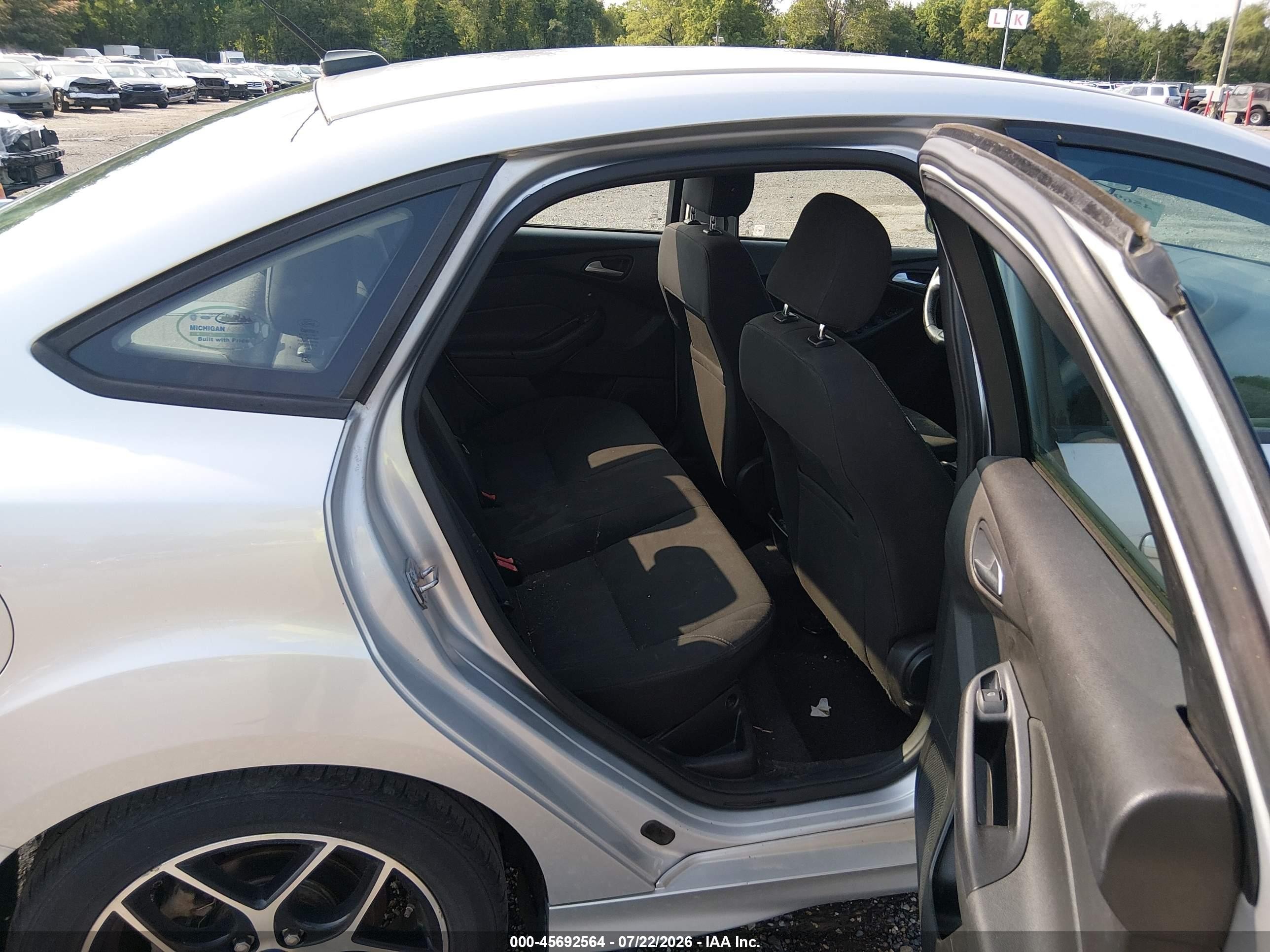 2015 Ford Focus Se Серебряный vin: 1FADP3F28FL344731