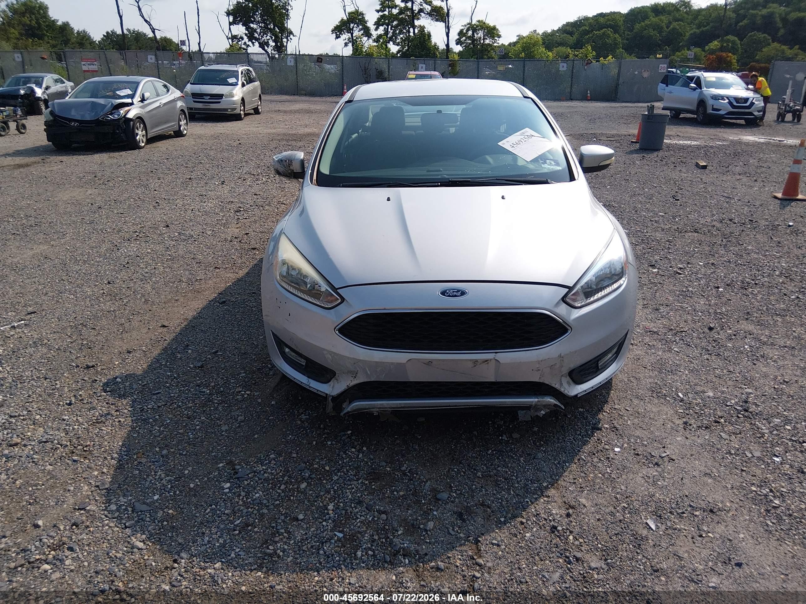 2015 Ford Focus Se Серебряный vin: 1FADP3F28FL344731