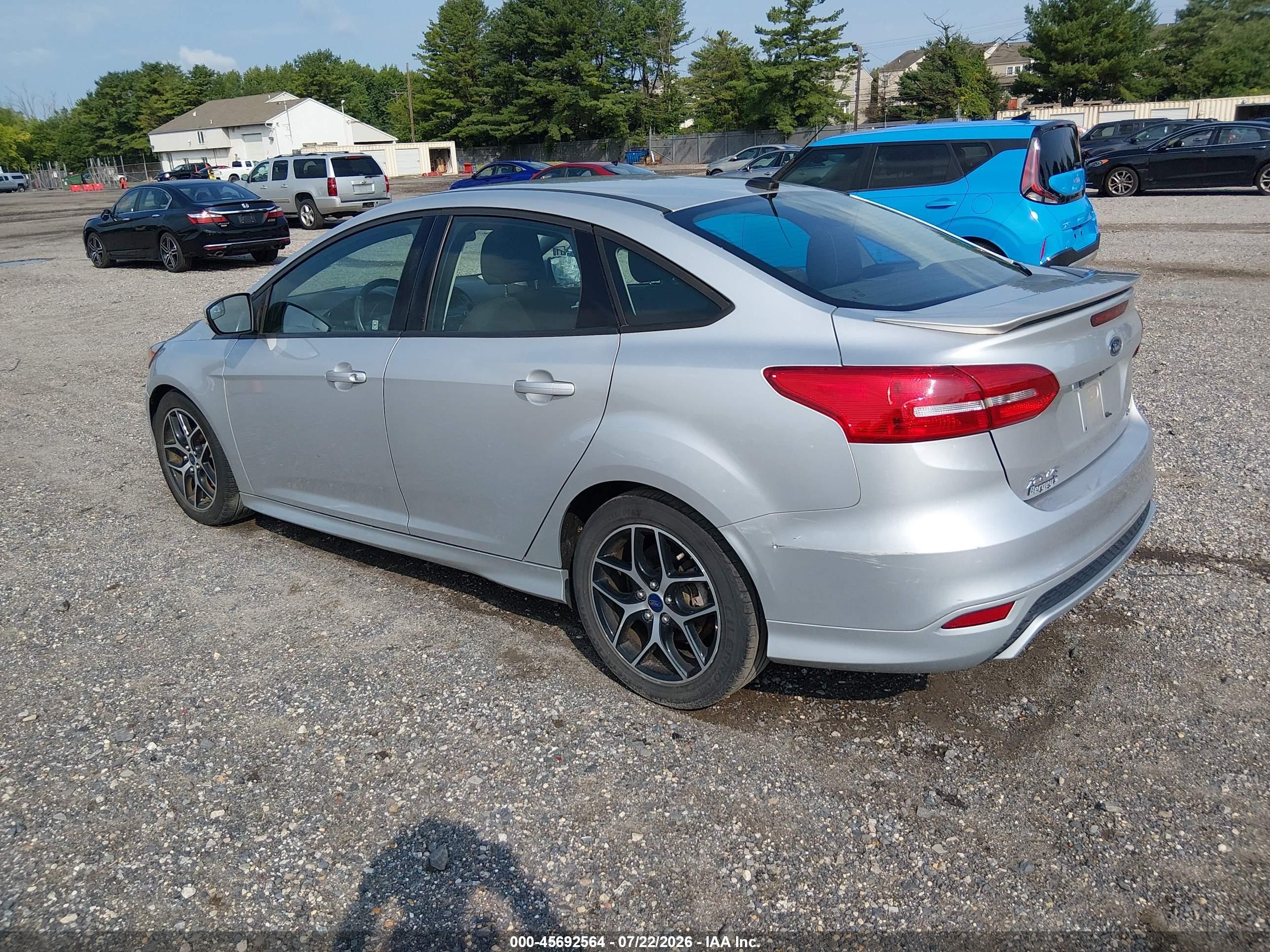 2015 Ford Focus Se Серебряный vin: 1FADP3F28FL344731