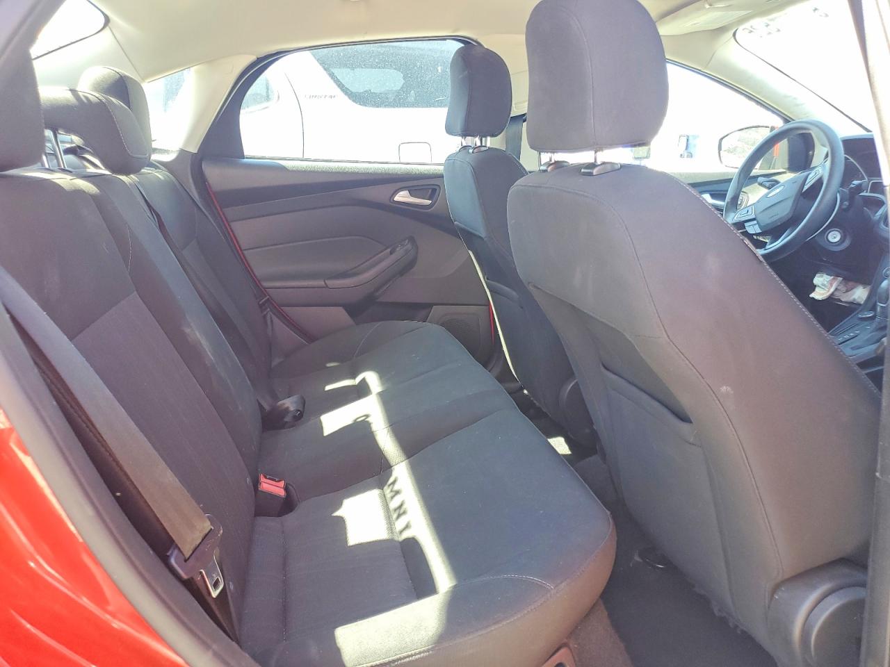 2015 Ford Focus Se Красный vin: 1FADP3F28FL355552