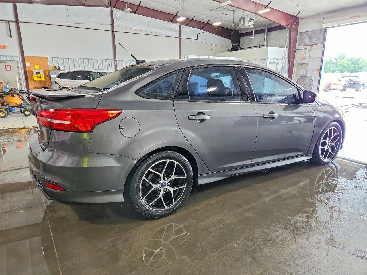 2015 Ford Focus Se Gray vin: 1FADP3F28FL373047
