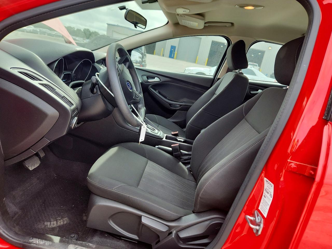 2017 Ford Focus Se Red vin: 1FADP3F28HL207999