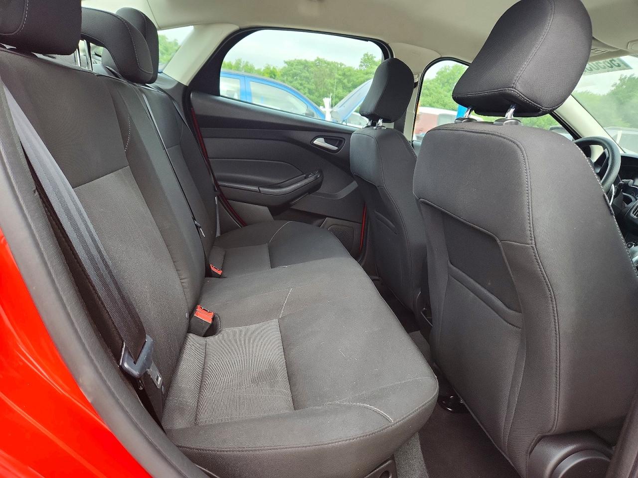 2017 Ford Focus Se Red vin: 1FADP3F28HL207999