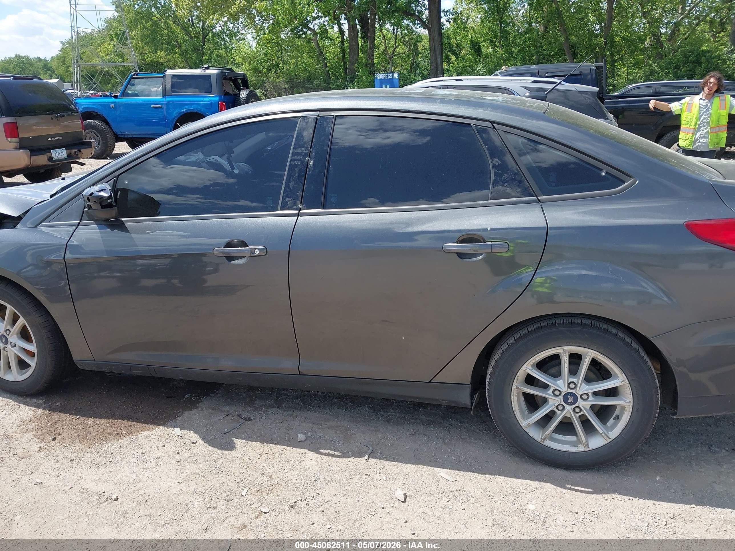 2017 Ford Focus Se Gray vin: 1FADP3F28HL298918