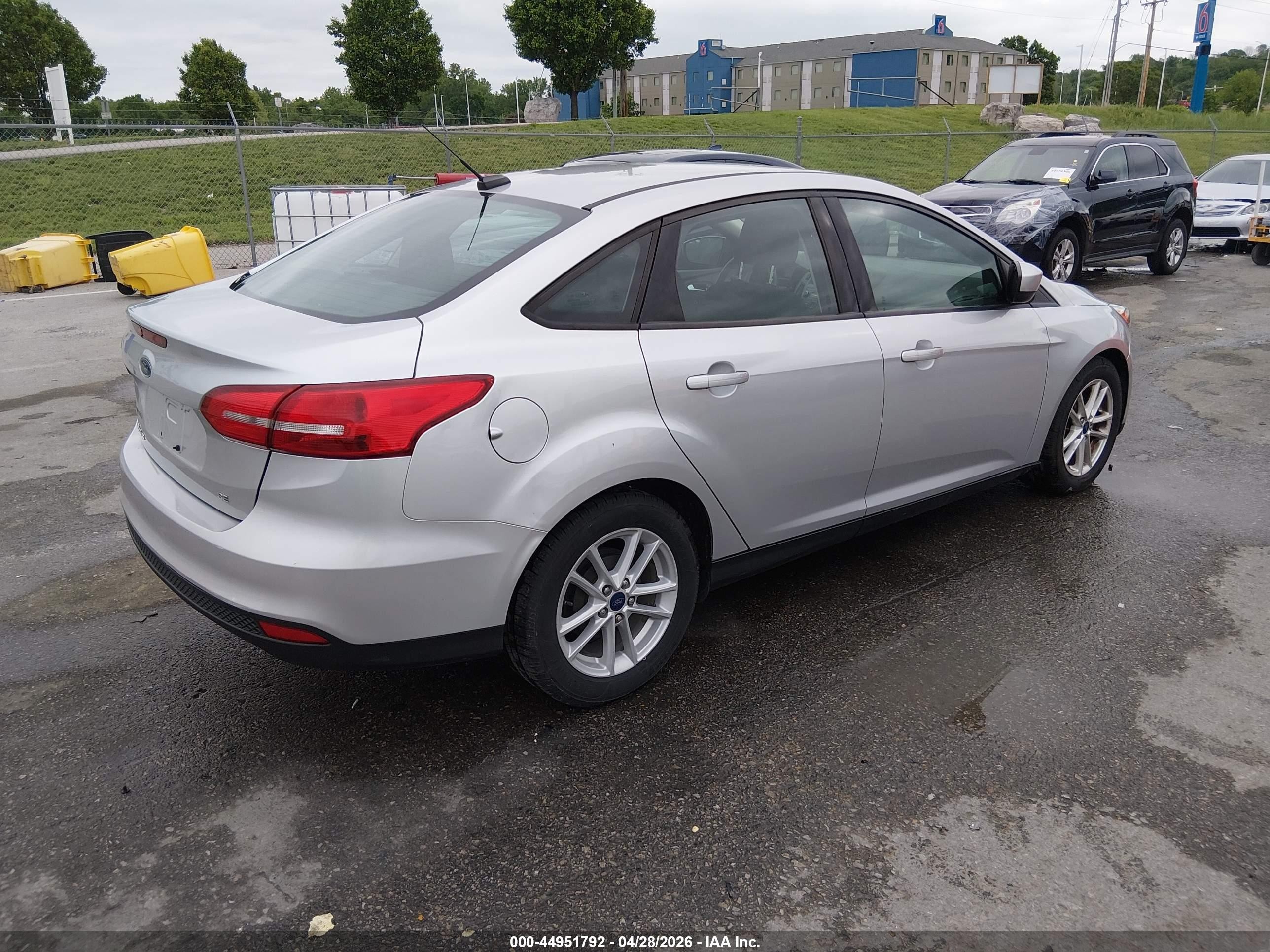 2018 Ford Focus Se Silver vin: 1FADP3F28JL312130