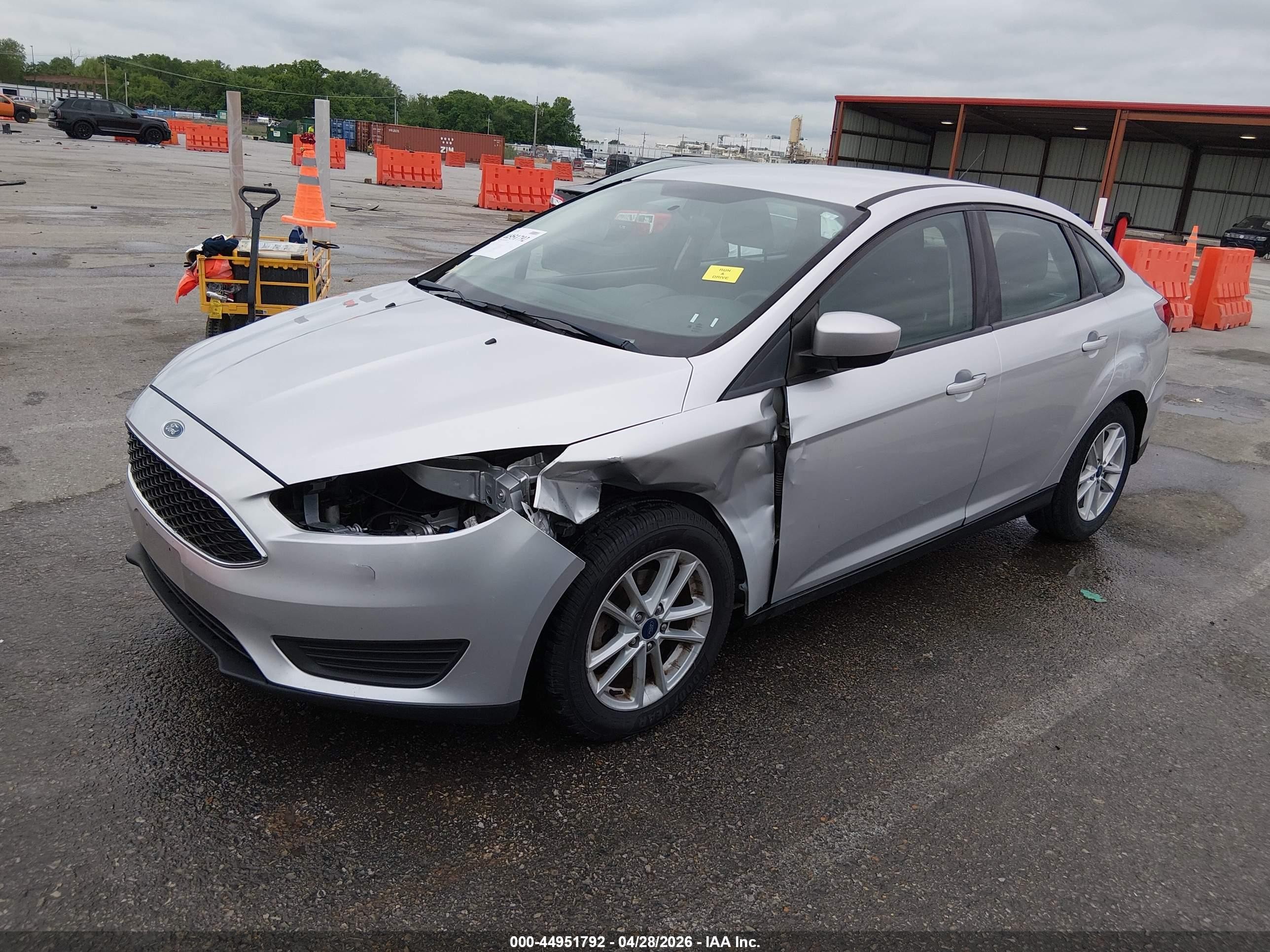 2018 Ford Focus Se Silver vin: 1FADP3F28JL312130