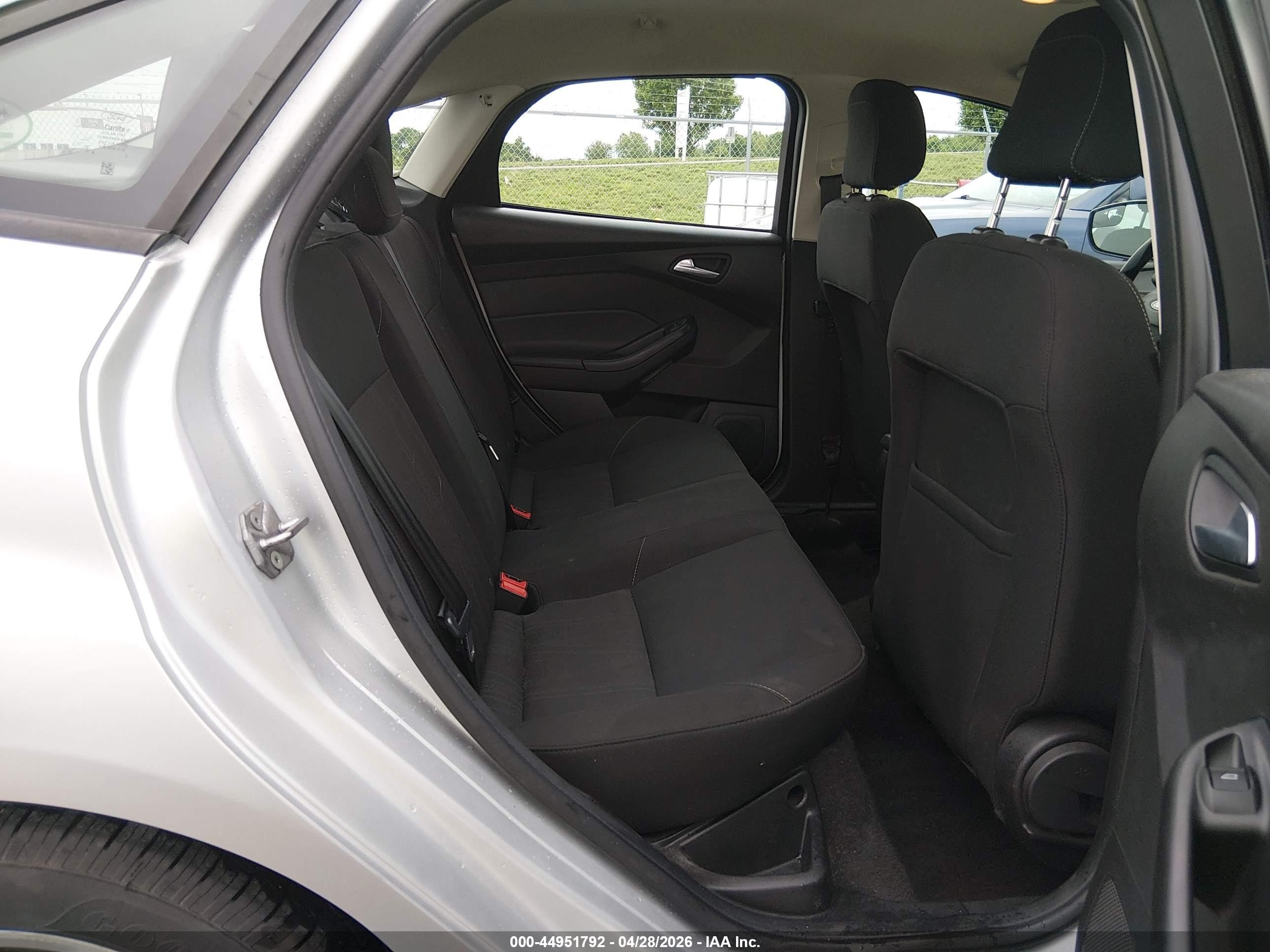 2018 Ford Focus Se Silver vin: 1FADP3F28JL312130