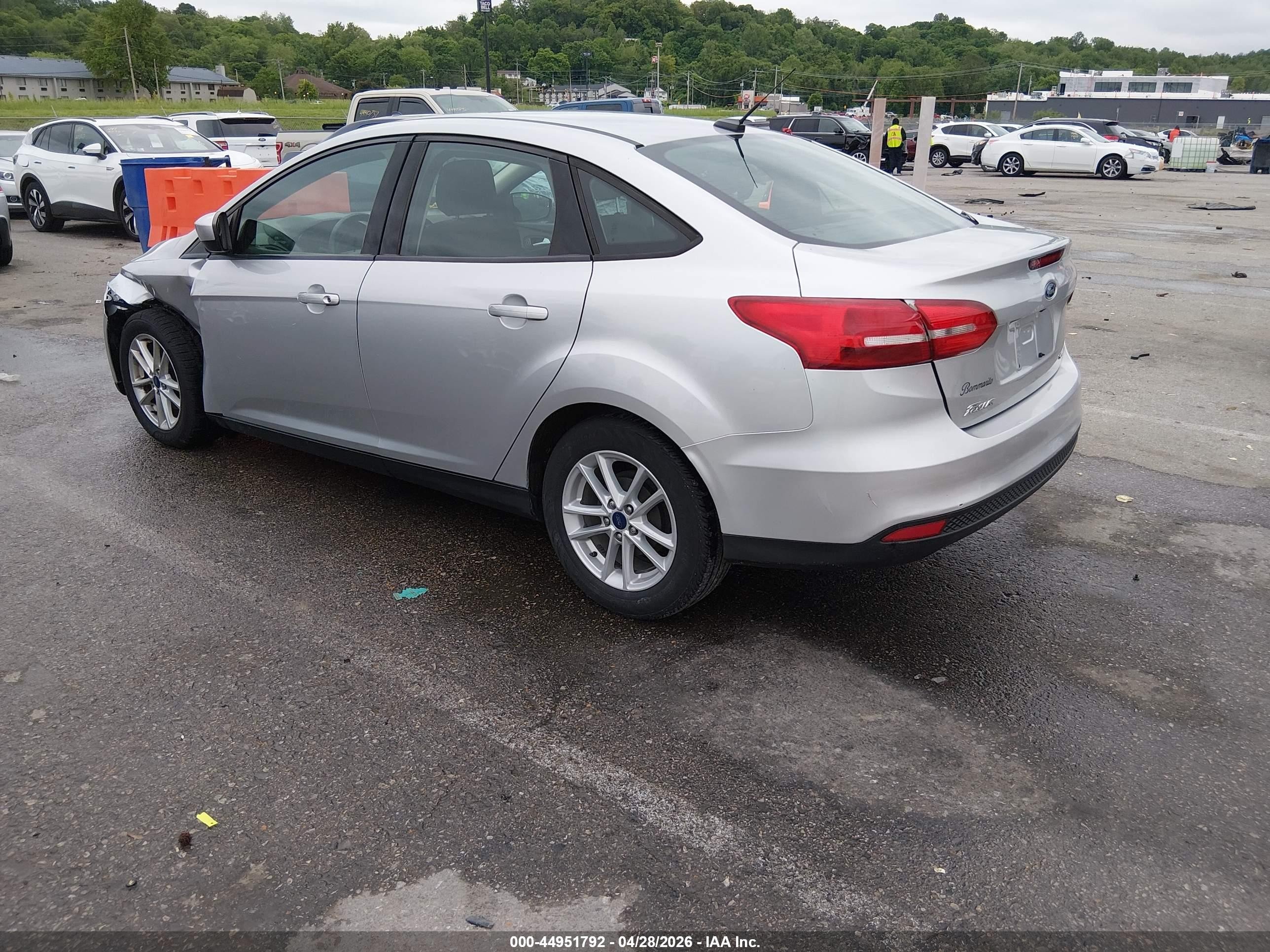 2018 Ford Focus Se Silver vin: 1FADP3F28JL312130