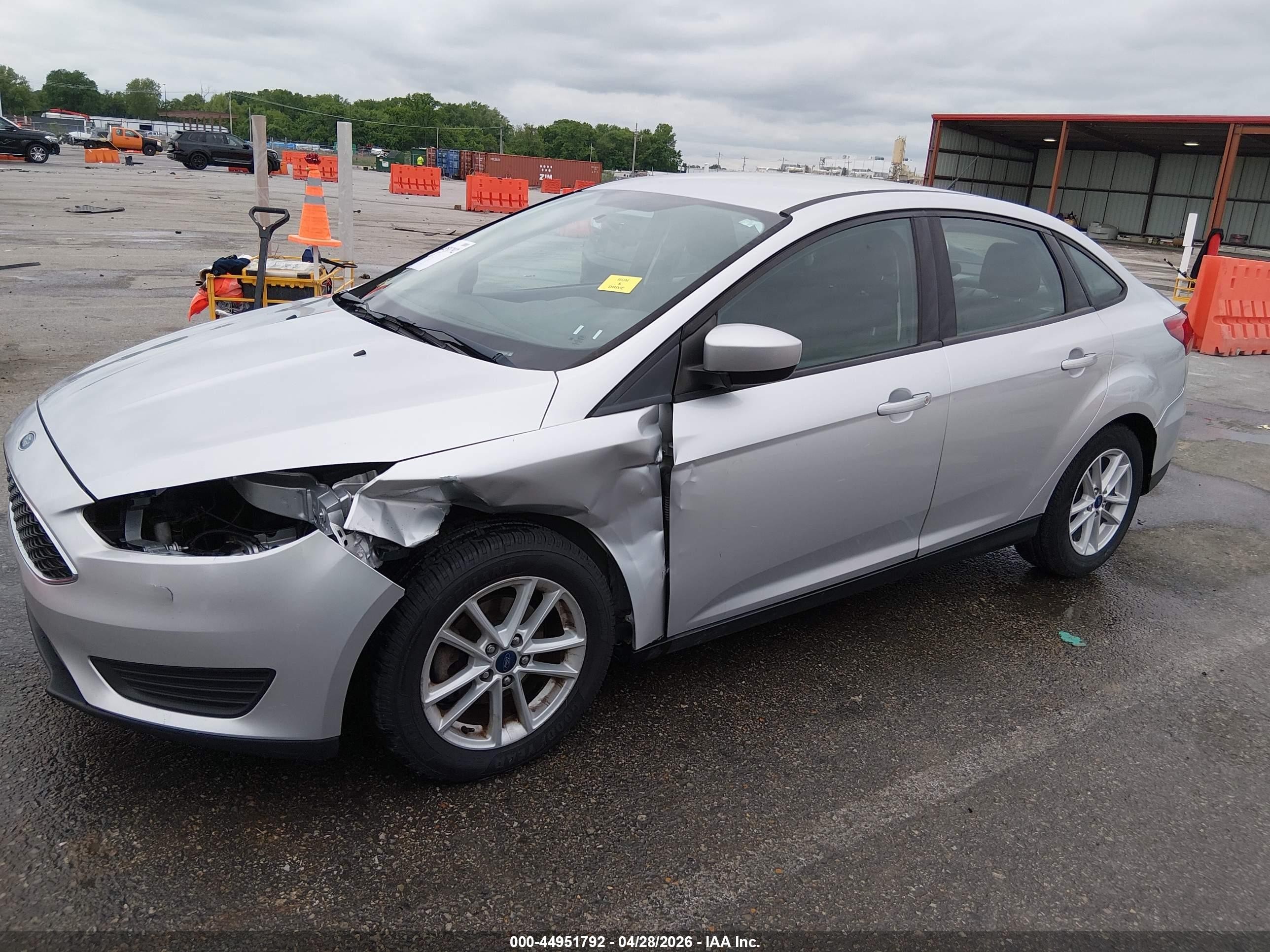 2018 Ford Focus Se Silver vin: 1FADP3F28JL312130