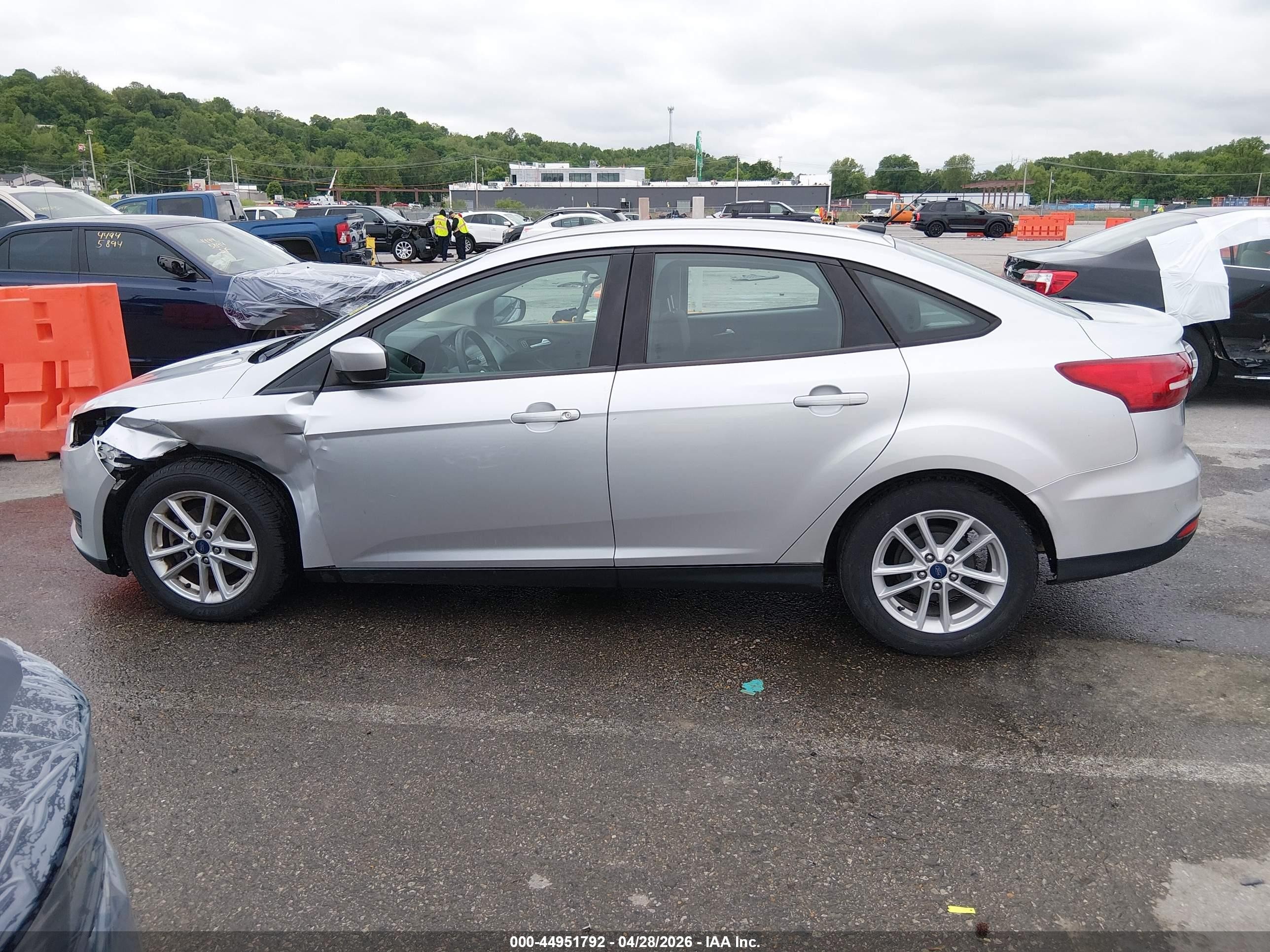 2018 Ford Focus Se Silver vin: 1FADP3F28JL312130