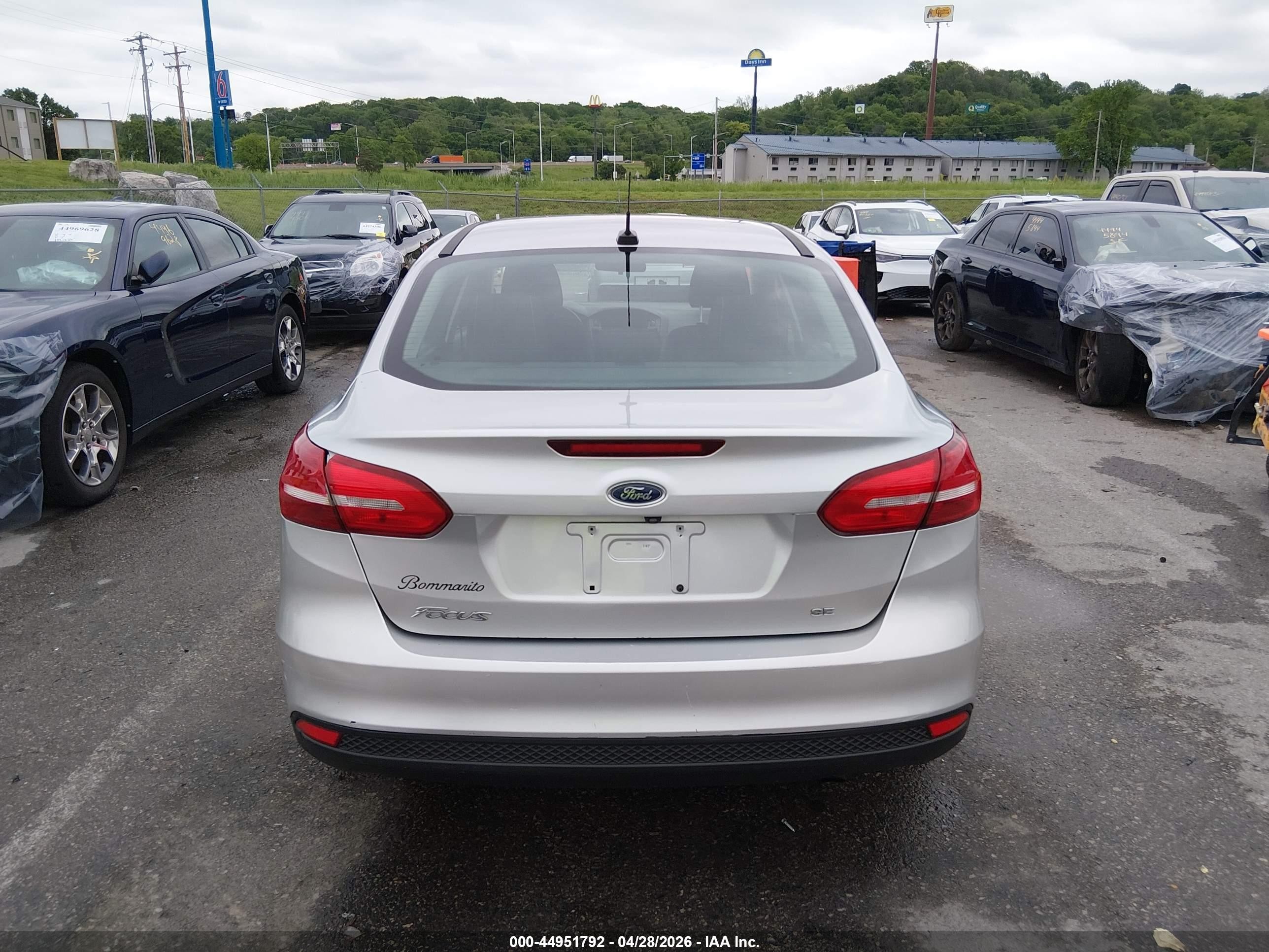 2018 Ford Focus Se Silver vin: 1FADP3F28JL312130