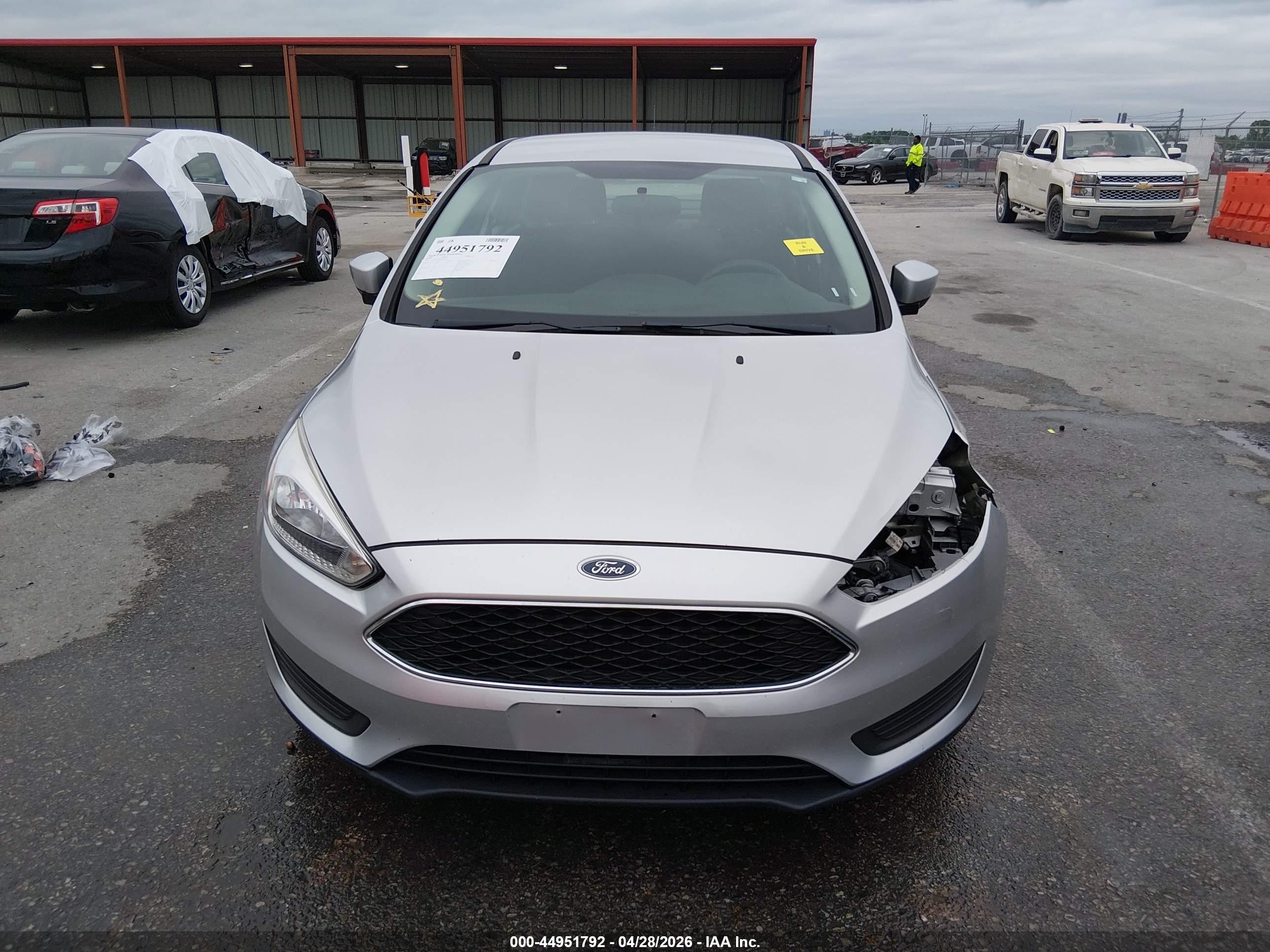 2018 Ford Focus Se Silver vin: 1FADP3F28JL312130
