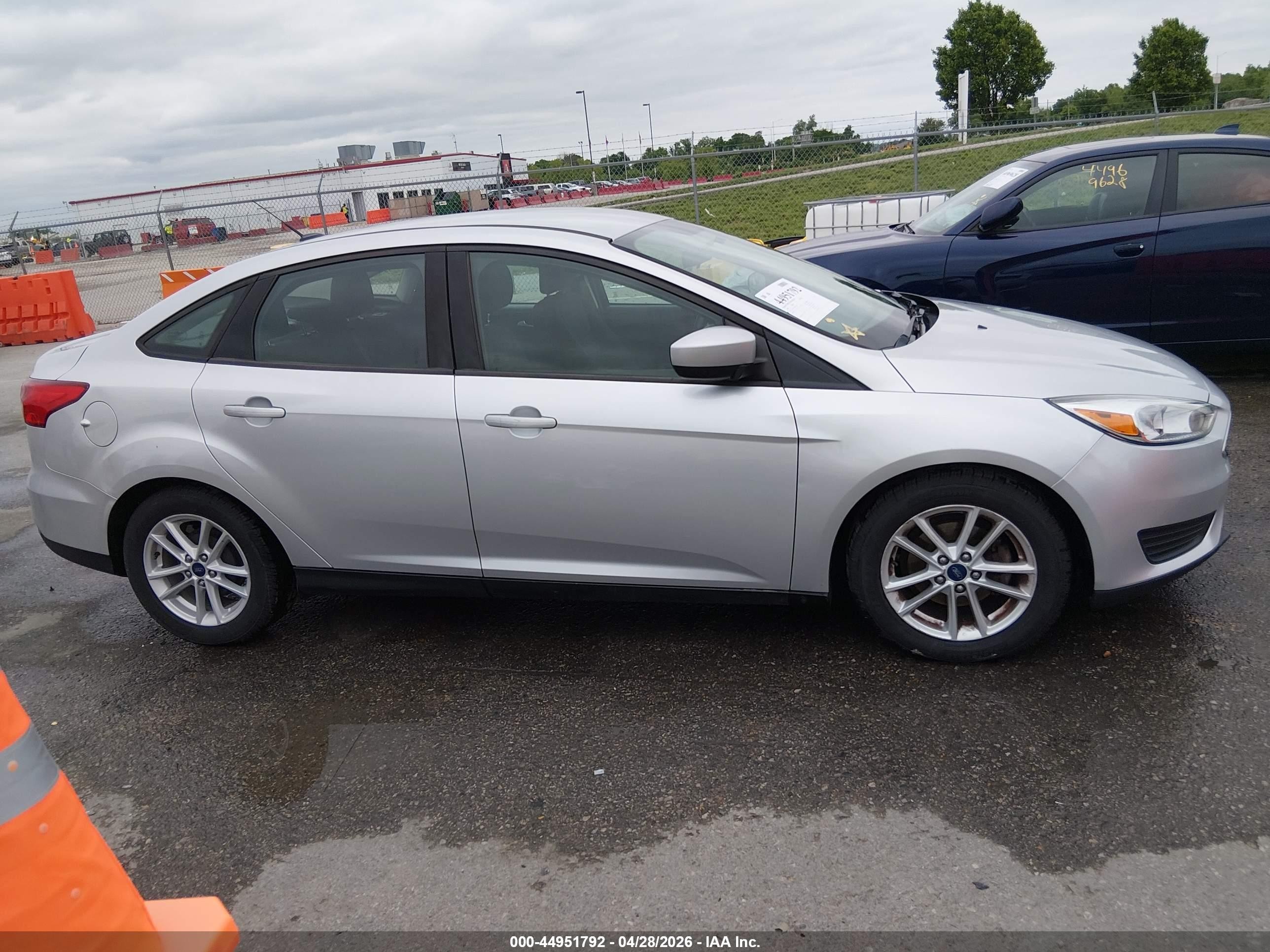2018 Ford Focus Se Silver vin: 1FADP3F28JL312130
