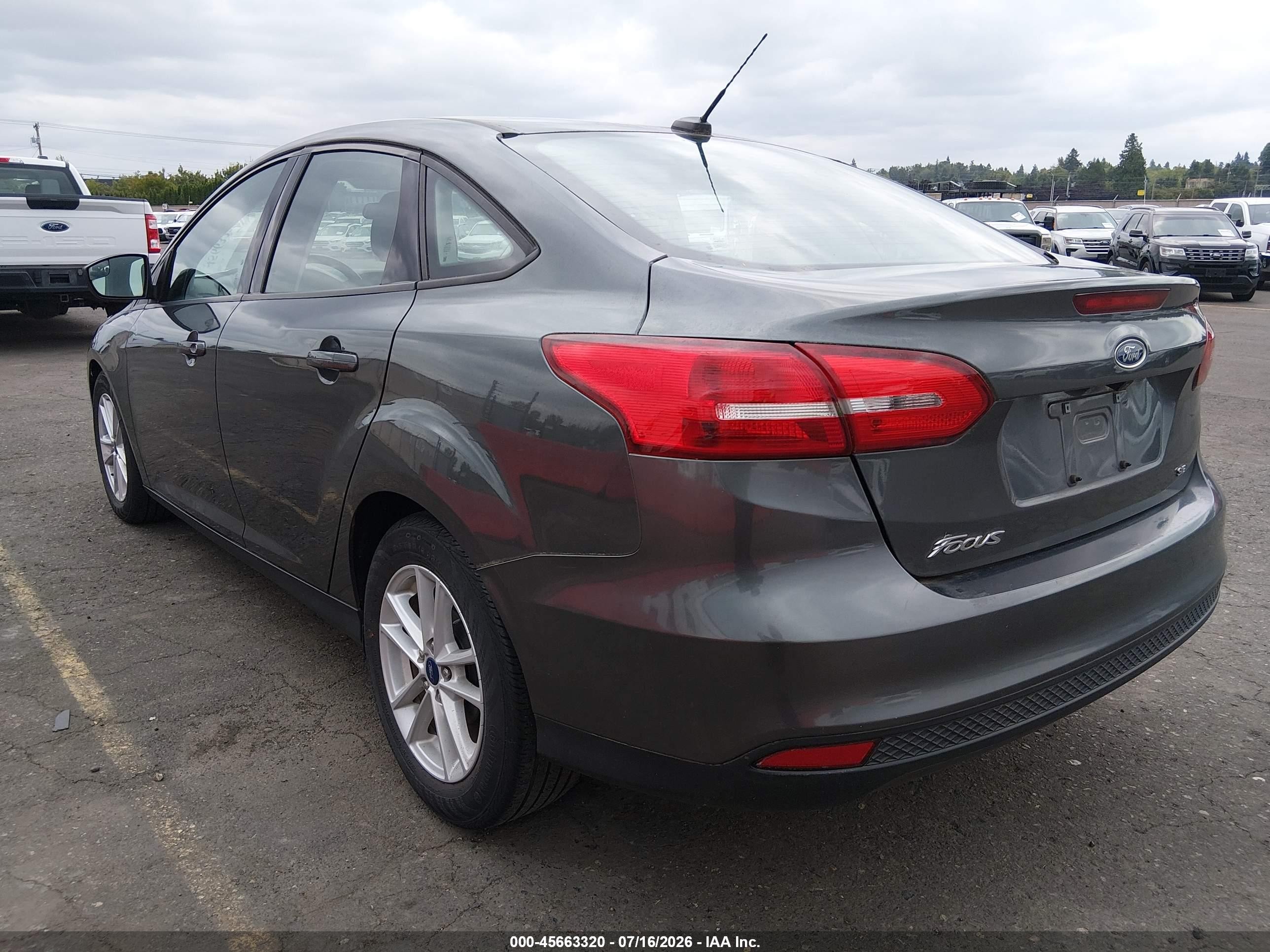 2018 Ford Focus Se Серый vin: 1FADP3F28JL327436