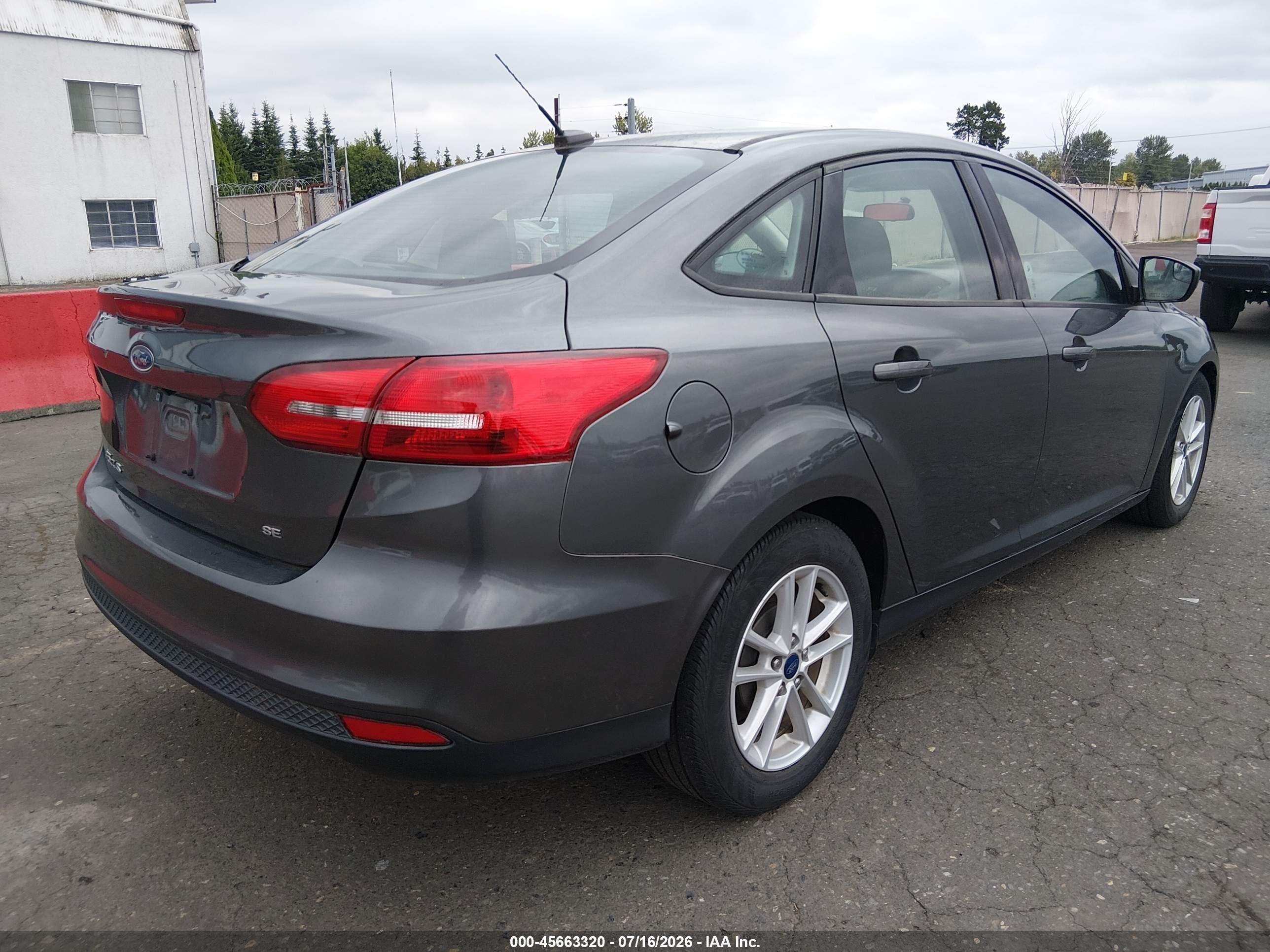 2018 Ford Focus Se Серый vin: 1FADP3F28JL327436