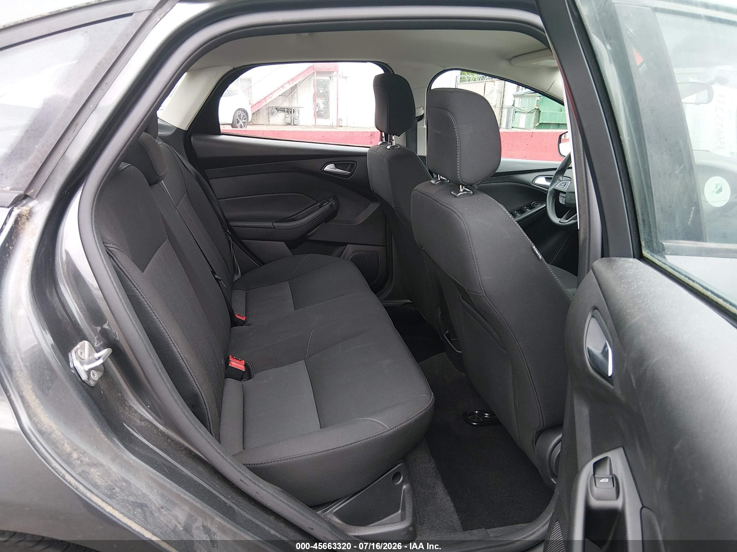 2018 Ford Focus Se Серый vin: 1FADP3F28JL327436