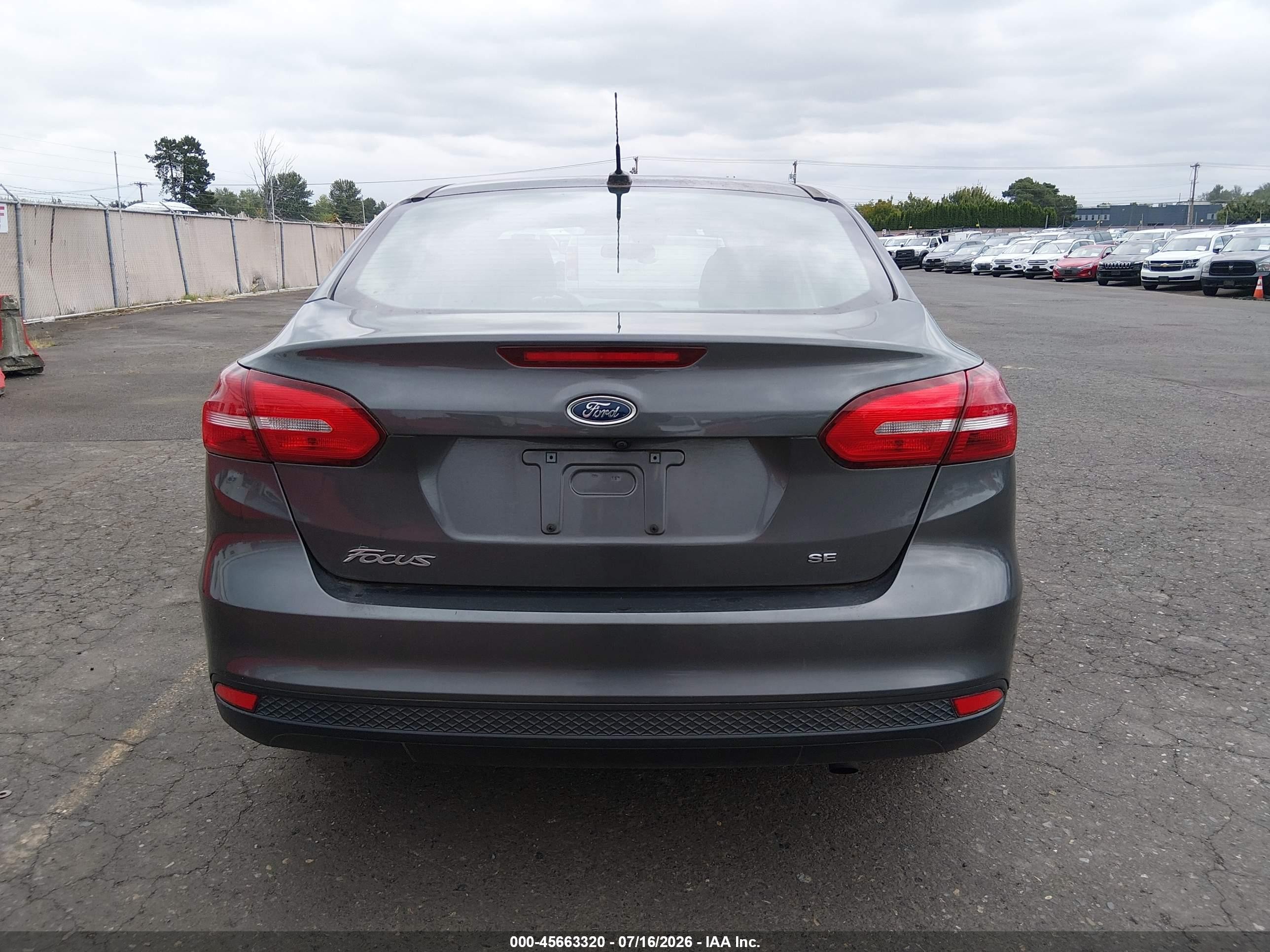 2018 Ford Focus Se Серый vin: 1FADP3F28JL327436