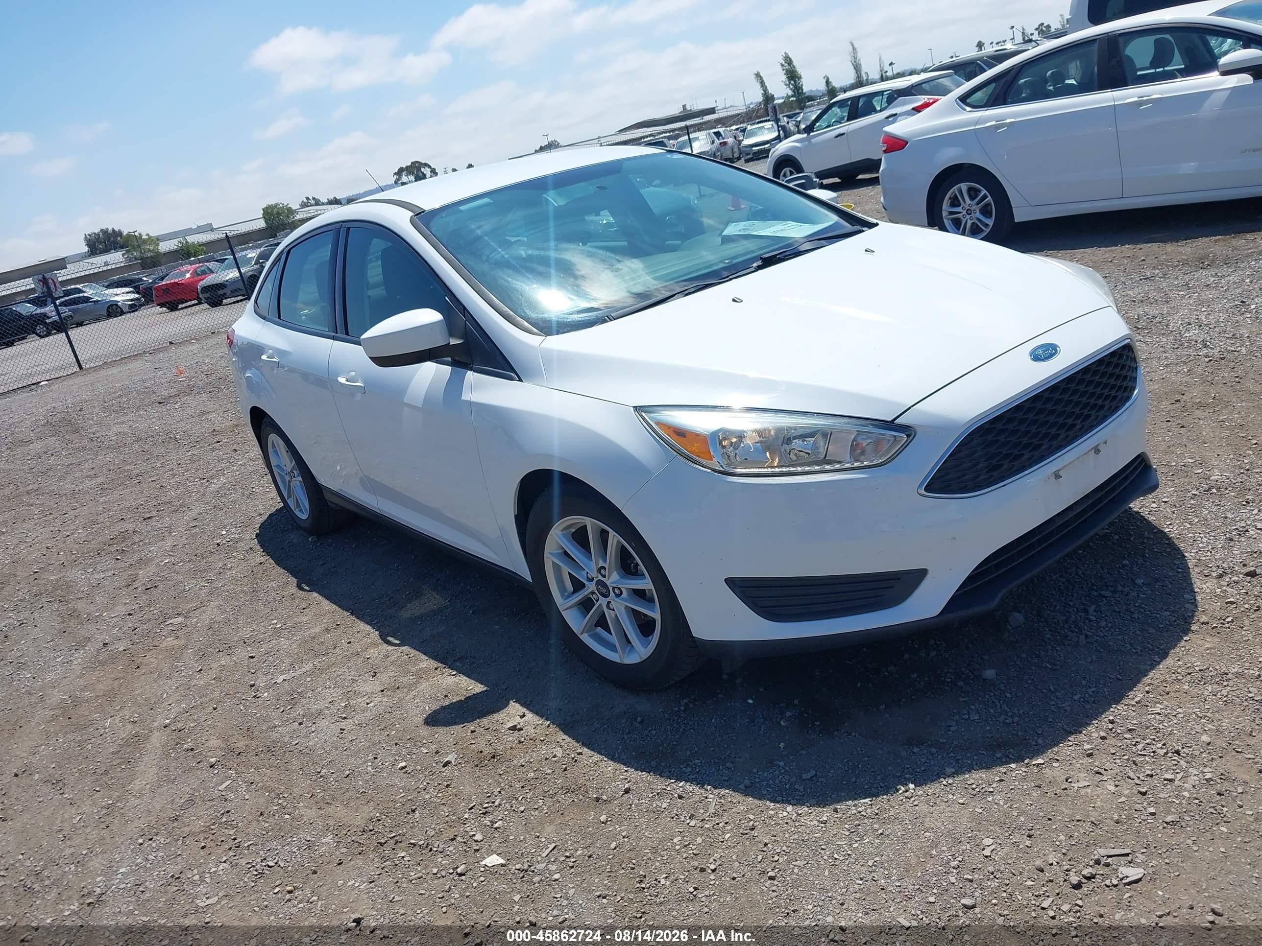2018 Ford Focus Se White vin: 1FADP3F28JL328358