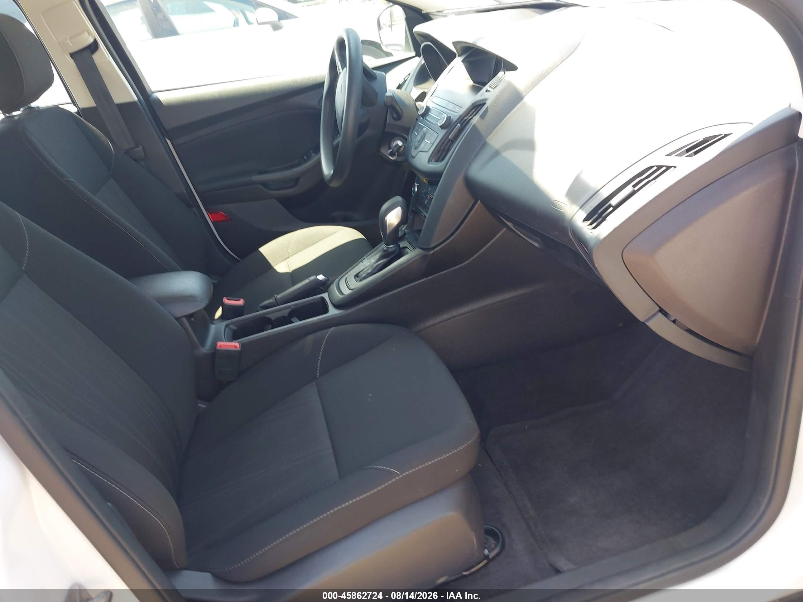 2018 Ford Focus Se White vin: 1FADP3F28JL328358